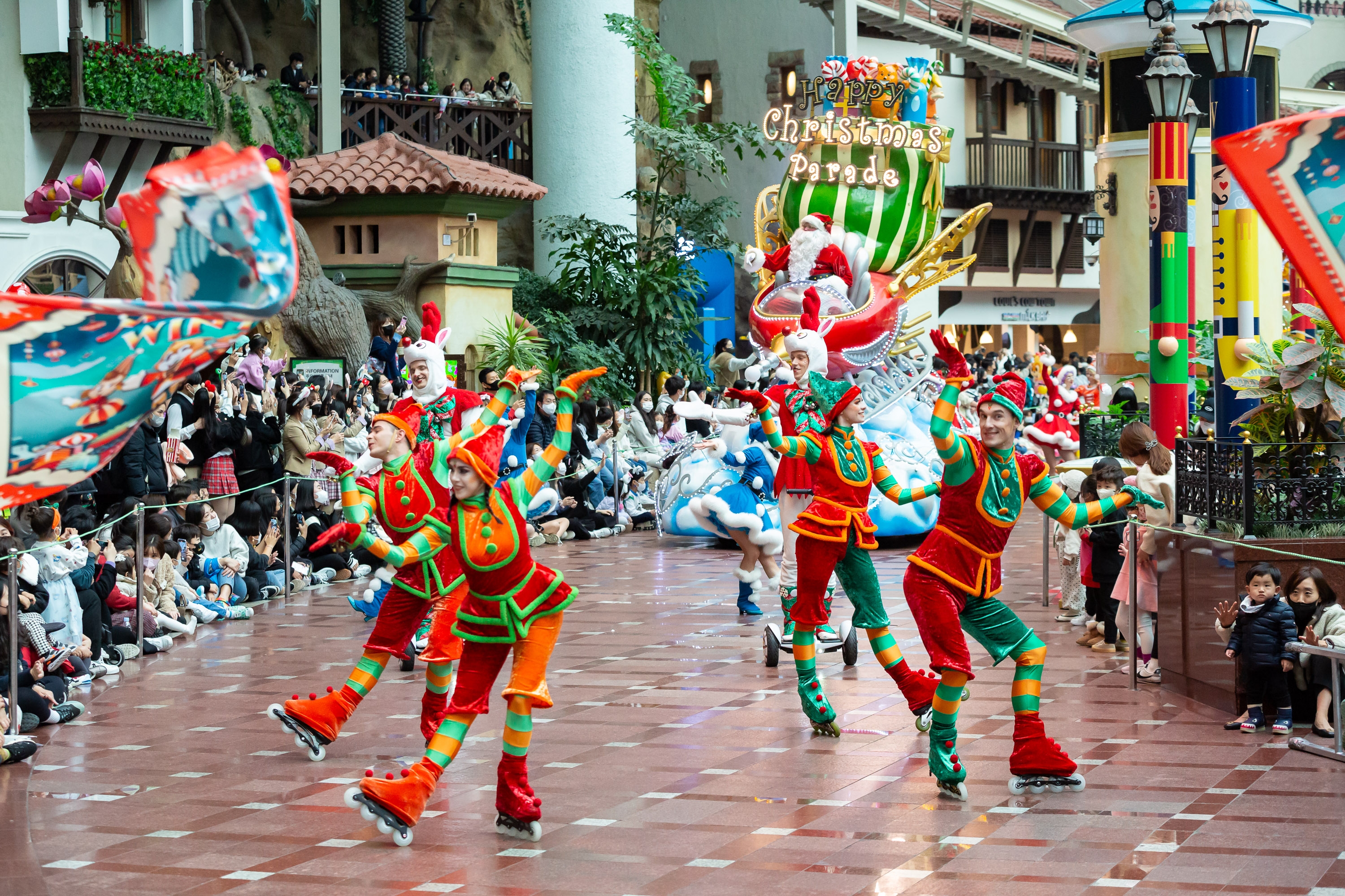 롯데월드에서 펼쳐지는 크리스마스 퍼레이드. /사진제공=롯데월드