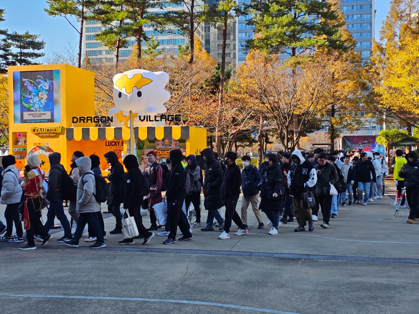 지난 18일 '지스타 2023'을 찾은 방문객들이 줄지어 입장하고 있다. / 사진=이주은 기자