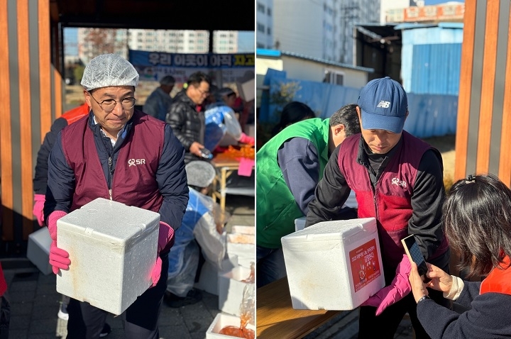 SR 광주승무센터와 호남차량센터 임직원들로 구성된 빛고을봉사단이 21일 광주 광산구 신촌근린공원에서 김장김치 담그기 및 나눔활동을 펼치는 모습./사진제공=SR