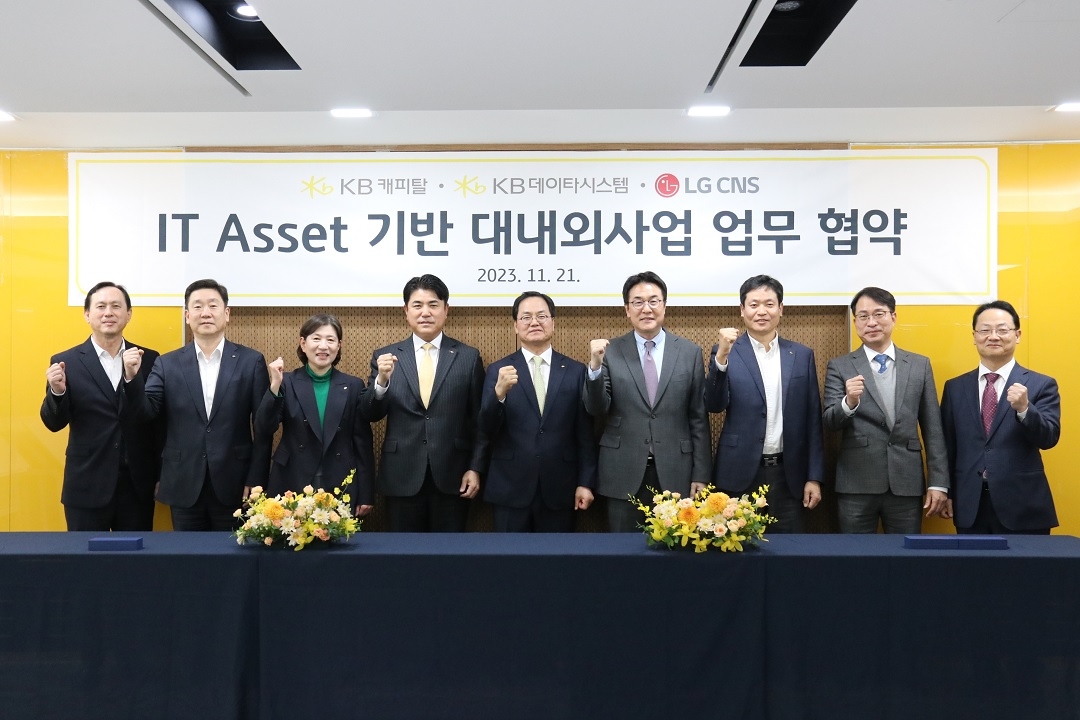 KB캐피탈 황수남 대표이사(왼쪽 다섯번째)와 KB데이타시스템 김명원 대표이사(왼쪽 네번째), LG CNS 김홍근 부사장(왼쪽 여섯번째) 및 관계자들이 업무 협약식 체결 후 기념사진을 촬영하고 있다./ 사진 = KB캐피탈