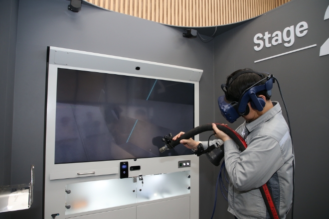 한화오션(부회장 권혁웅)은 세계 최초로 가상현실(VR, Virtual Reality)을 이용한 블라스팅 교육 프로그램인 ‘리얼 블라스트(RealBLAST)’를 개발했다. 사진제공=한화오션.