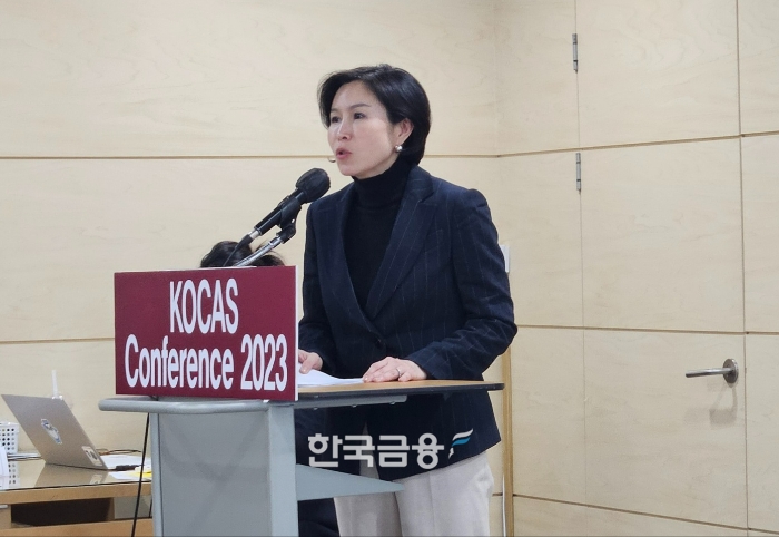 채상미 이화여대 경영학과 교수가 23일 서울 서대문구에서 열린 'KOCAS 컨퍼런스 2023'에서 'AI와 신용카드 : 더 나은 고객 경험을 위한 전략'을 주제로 발표하고 있다. /사진=신혜주 기자