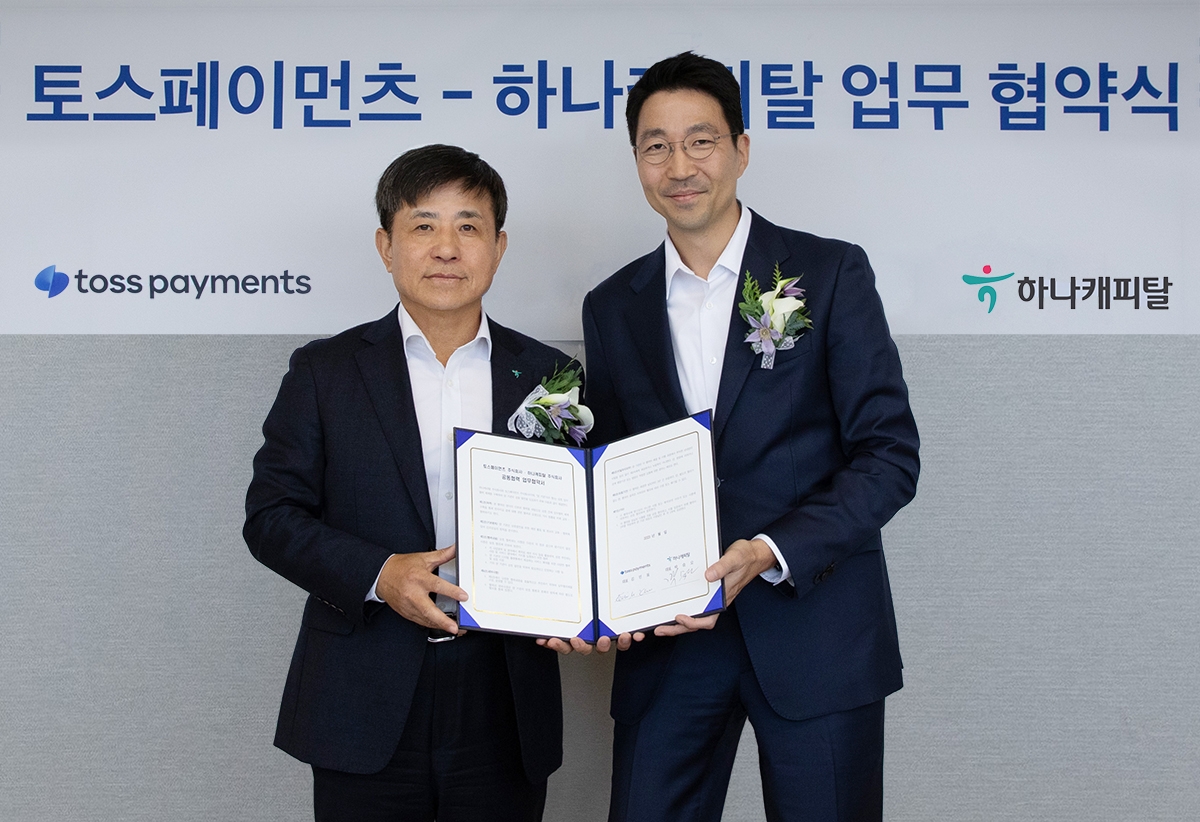하나캐피탈은 지난 23일 토스페이먼츠와 공급망 금융 및 전자결제 활성화를 위한 전략적 업무협약을 체결했다. 이날 협약식에 참석한 박승오 하나캐피탈 사장(사진 왼쪽)과 김민표 토스페이먼츠 사장(사진 오른쪽)이 기념 촬영을 하고 있다./ 사진 = 하나캐피탈