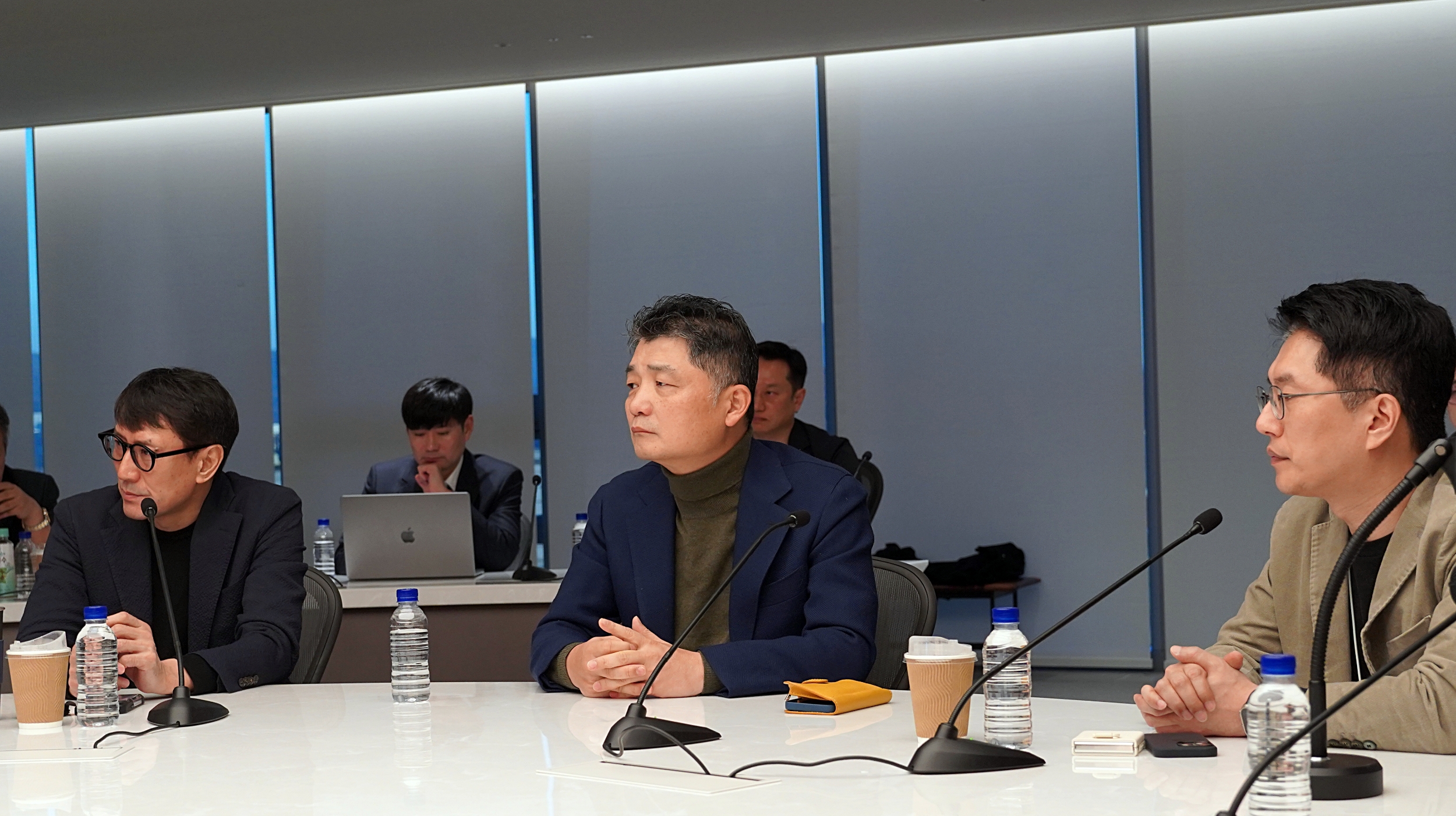 김범수 카카오 경영쇄신위원장이 지난 20일 4차 카카오 공동체 경영회의를 주재하고 있다. (왼쪽부터) 홍은택 카카오 대표, 김범수 카카오 경영쇄신위원장, 류긍선 카카오모빌리티 대표. / 사진제공=카카오