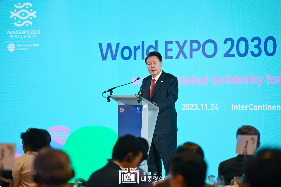 24일 프랑스 파리 인터컨티넨털 르그랑 호텔에서 개최된 ‘BIE 대표 초청 오찬’ 행사에 참석한 윤석열 대통령이 발언하고 있다. / 사진=대한민국 대통령실