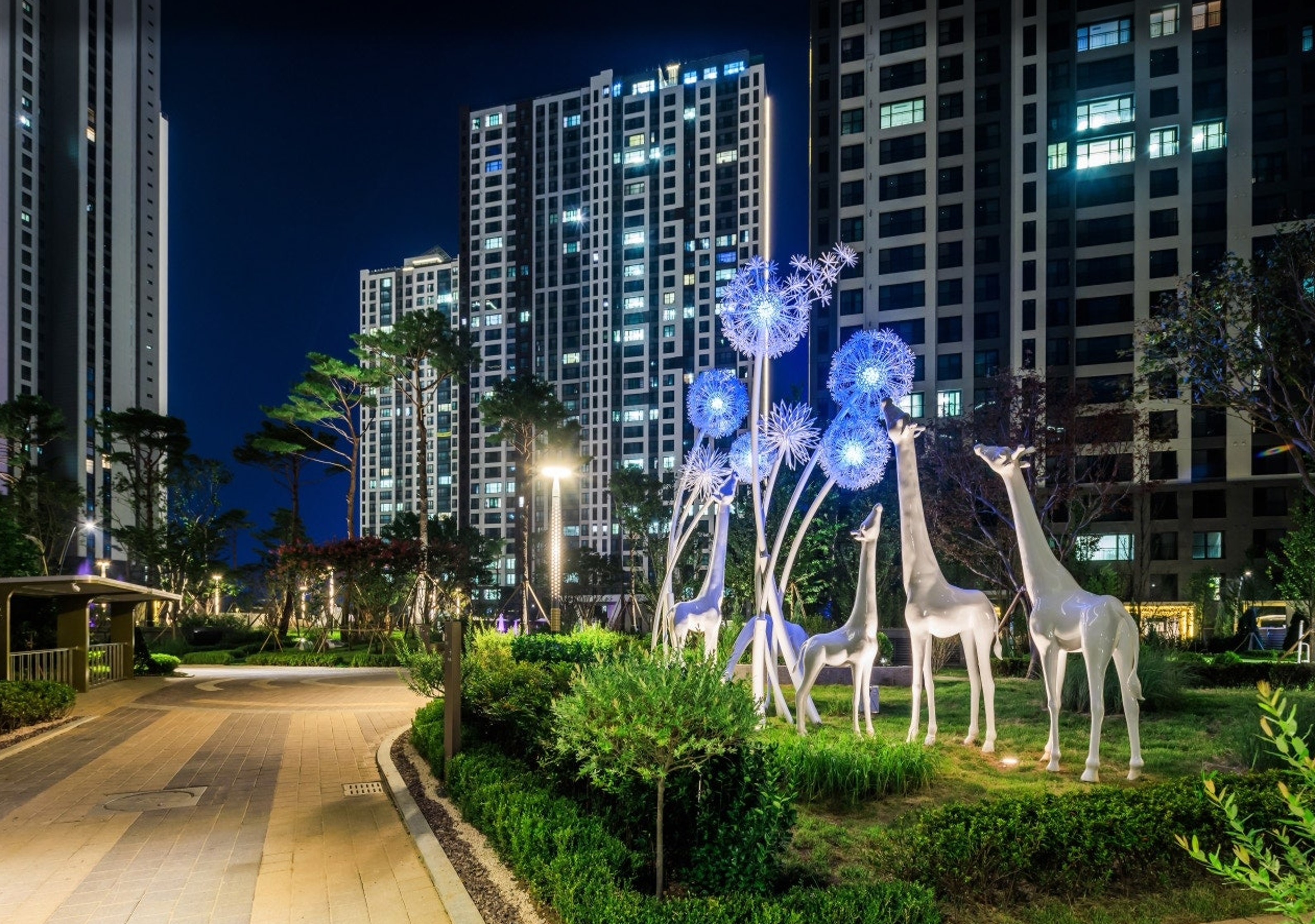 특화된 조명을 통해 도시에 감성과 낭만, 스토리를 담은 검암역 로열파크씨티 실제 모습./사진제공=DK아시아