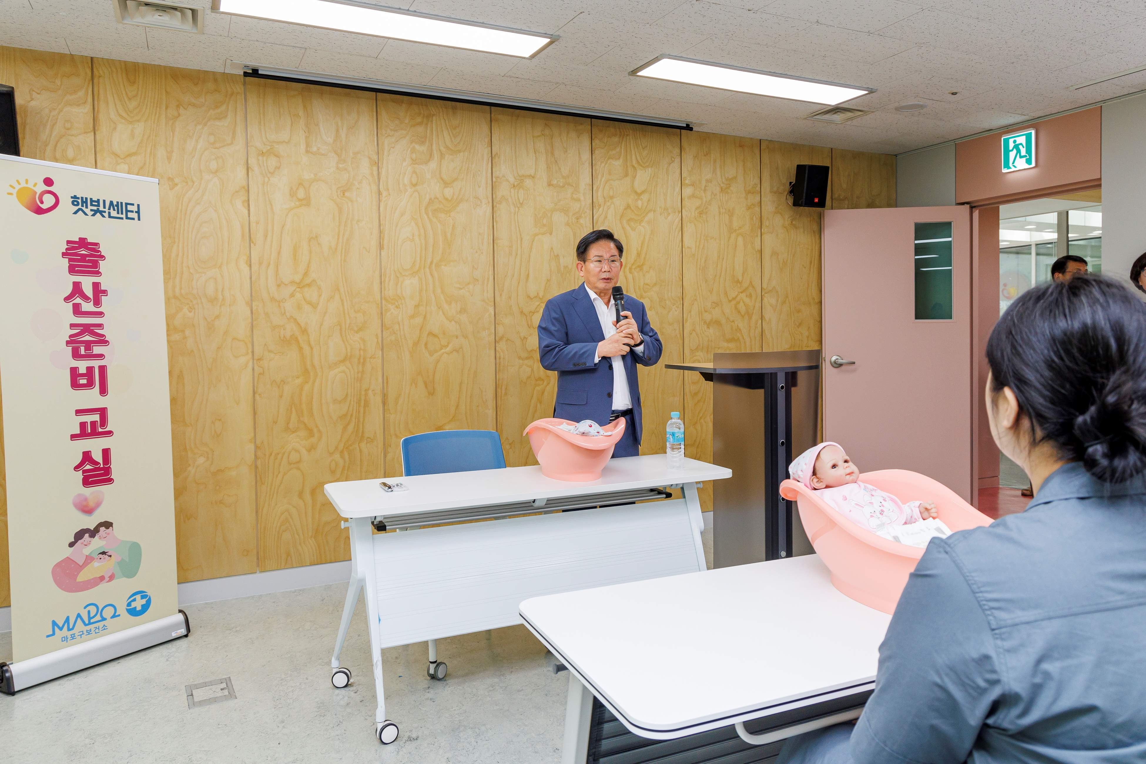 박강수 마포구청장이 보건소 2층 햇빛센터의 출산준비 교실을 찾아 출산을 준비중인 구민과 인사하고 있다./사진제공=마포구