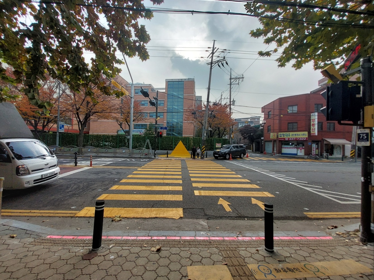 성산초등학교 인근 어린이보호구역에 바닥형 신호등이 설치됐다./사진제공=마포구