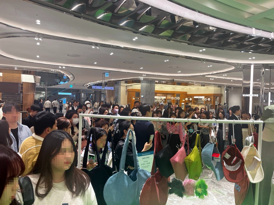신세계 센텀시티에 몰려든 고객들의 모습. /사진제공=신세계백화점