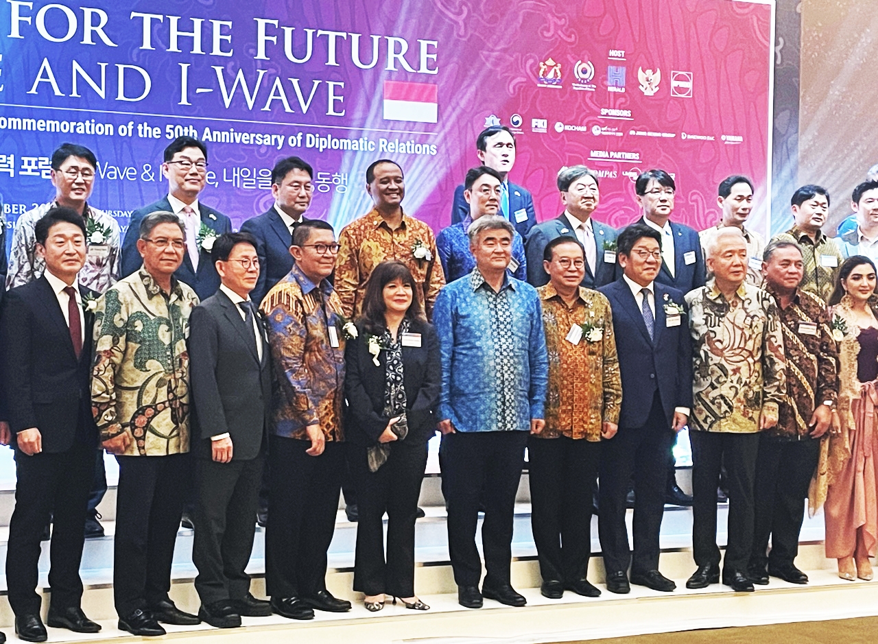 한-인니 수교 50주년 기념 경제협력포럼에 참석한 정원주 회장이 기념촬영을 하고 있다. / 사진제공=대우건설