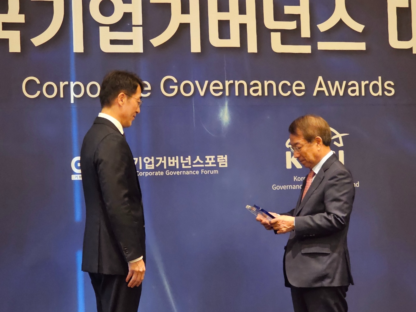 김용범 메리츠금융그룹 부회장(왼쪽)이 2023년 12월 5일 서울 여의도 콘래드 호텔에서 열린 ‘제2회 한국 기업 거버넌스(Governance‧지배구조) 대상’ 시상식에서 조정호 메리츠금융 회장을 대신해 경제계 부문 ‘대상’을 수상하고 있다./사진=임지윤 기자