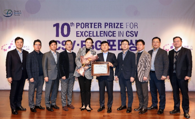 ㈜한진(대표 노삼석)은 6일 서울 중구 신라호텔 영빈관에서 열린 ‘제10회 CSV 포터상(Porter Prize for Excellence in CSV)' 시상식에서 '프로세스 부문'을 수상했다. 사진=㈜한진.