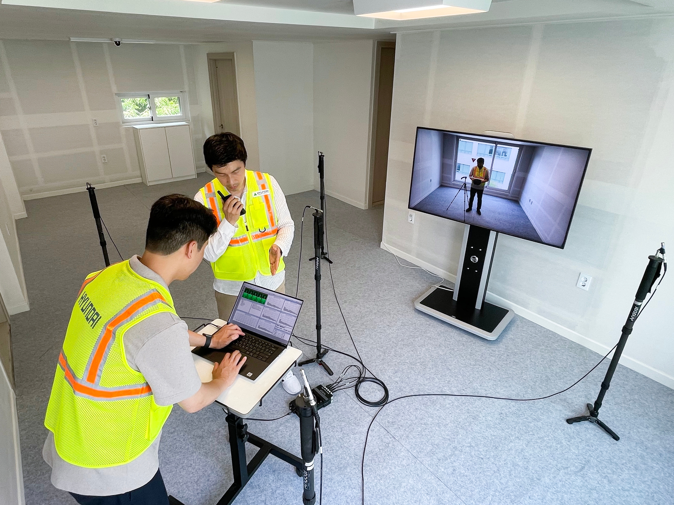 현대건설이 층간소음 실증시설 H 사일런트 랩에서 임팩트 볼을 활용한 테스트를 진행하고 있다./사진제공=현대건설