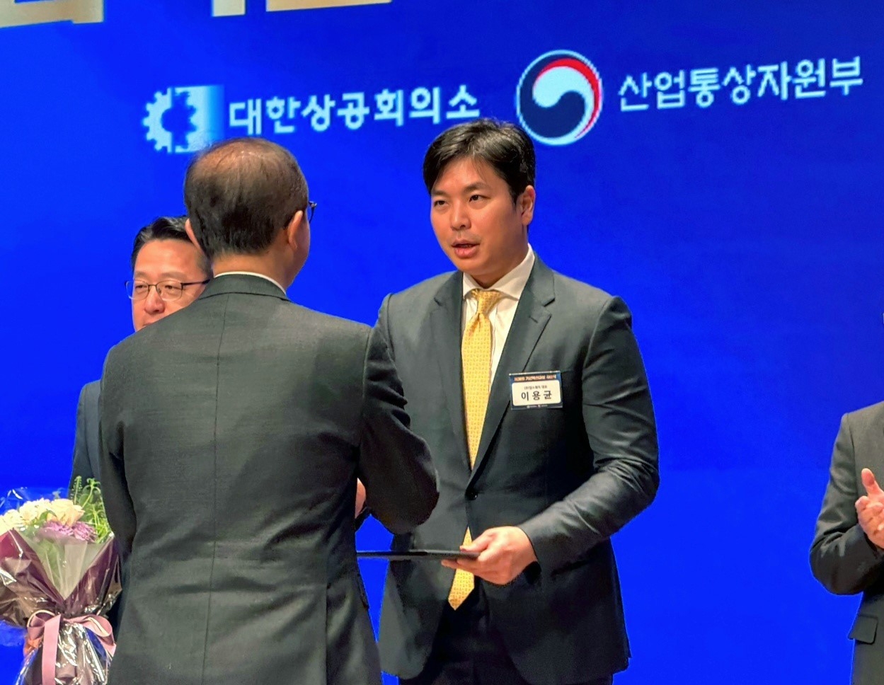 수상 중인 이용균 알스퀘어 대표 / 사진제공=알스퀘어