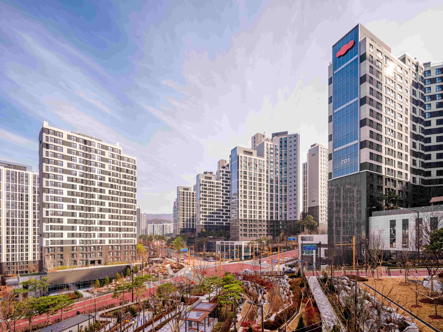 한국토지주택공사(LH)가 주최한 ‘2023년 제9회 고객품질대상 시상식’에서 대상을 받은 DL이앤씨의 ‘e편한세상 금빛 그랑메종’ 단지./사진제공=DL이앤씨