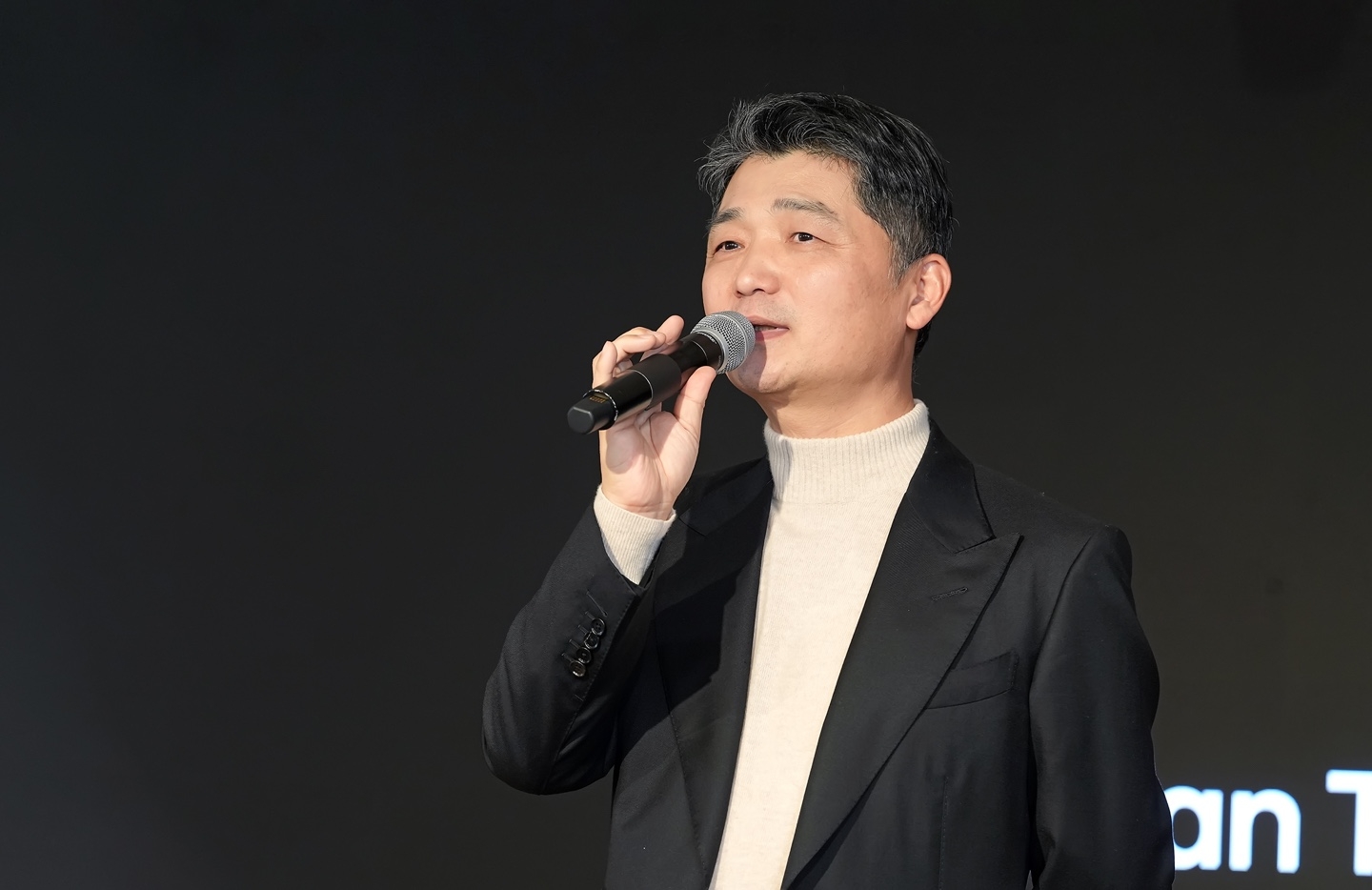 김범수 카카오 창업자가 11일 카카오 판교 아지트에서 열린 임직원 간담회 '브라이언톡'에 참석해 발언하고 있다. / 사진제공=카카오 