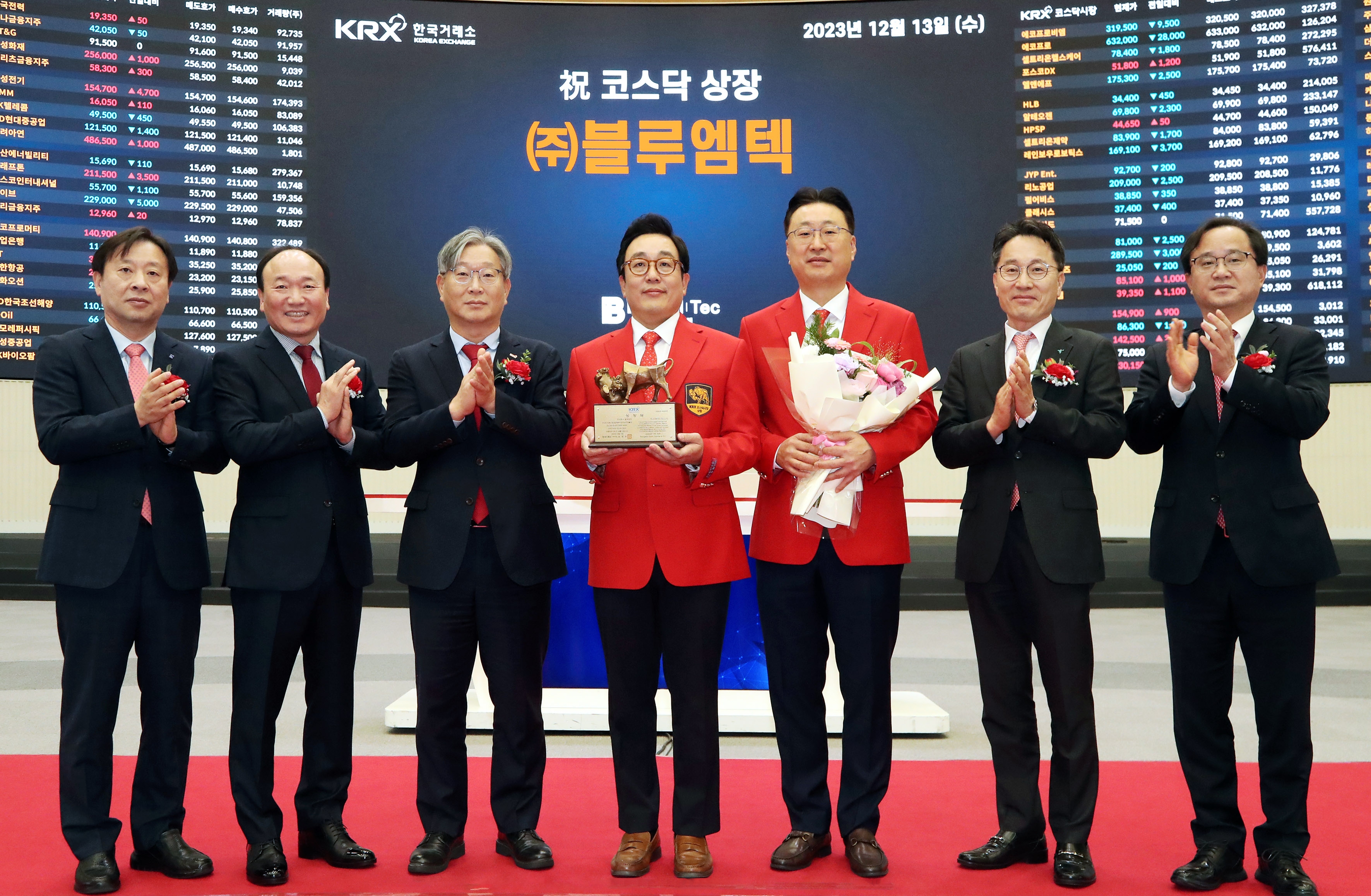 (사진 왼쪽부터) 유도석 한국IR협의회 상무, 강왕락 코스닥협회 부회장, 홍순욱 한국거래소 코스닥시장본부장, 김현수 블루엠텍 대표이사, 정병찬 블루엠텍 대표이사, 정영균 하나증권 그룹장, 구성민 키움증권 본부장이 상장기념식에서 기념 촬영 중이다. /사진제공 = 한국거래소