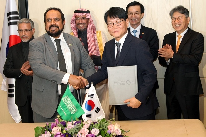(앞줄 왼쪽부터) SNAM 파하드 알도히시 사장, KGM 정용원 대표 (뒷줄왼쪽부터) SNAM사 무함마드 알 트와이즈리 회장, 사우디 산업광물자원부 반다르 이브라임 알코라이예프 장관, 산업통상자원부 방문규 장관, KGM 곽재선 회장. 사진=KGM
