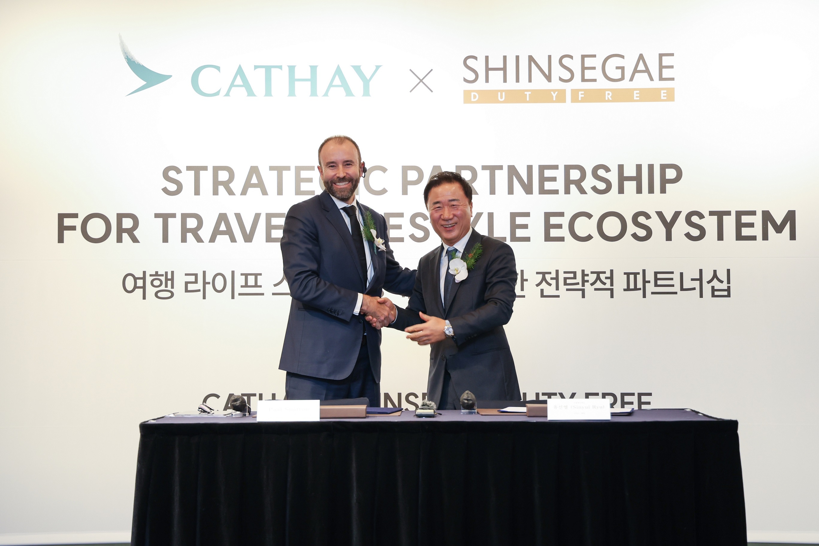 폴 스미튼(Paul Smitton) 캐세이 아시아 마일즈 CEO(왼쪽)와 유신열 신세계DF 대표이사가 업무협약을 맺고 있는 모습. /사진제공=신세계면세점