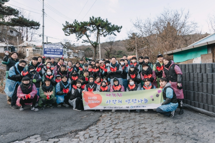 M캐피탈이 지난 19일 서울 성북구 정릉동 일대에서 '밥상 공동체 복지재단 서울 연탄은행'과 함께 연탄 배달 봉사활동을 진행했다. /사진제공=M캐피탈