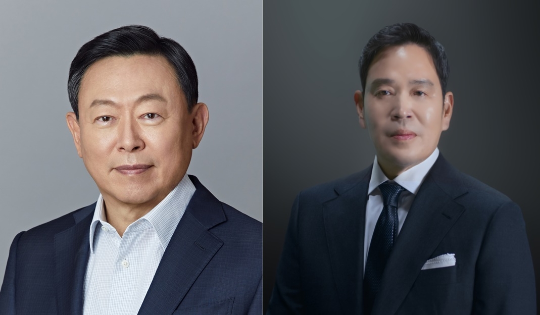 신동빈 롯데그룹 회장(왼쪽)과 정용진 신세계 부회장이 2024년 신년사를 통해 위기대응을 위한 메시지를 전했다. /사진제공=롯데, 신세계