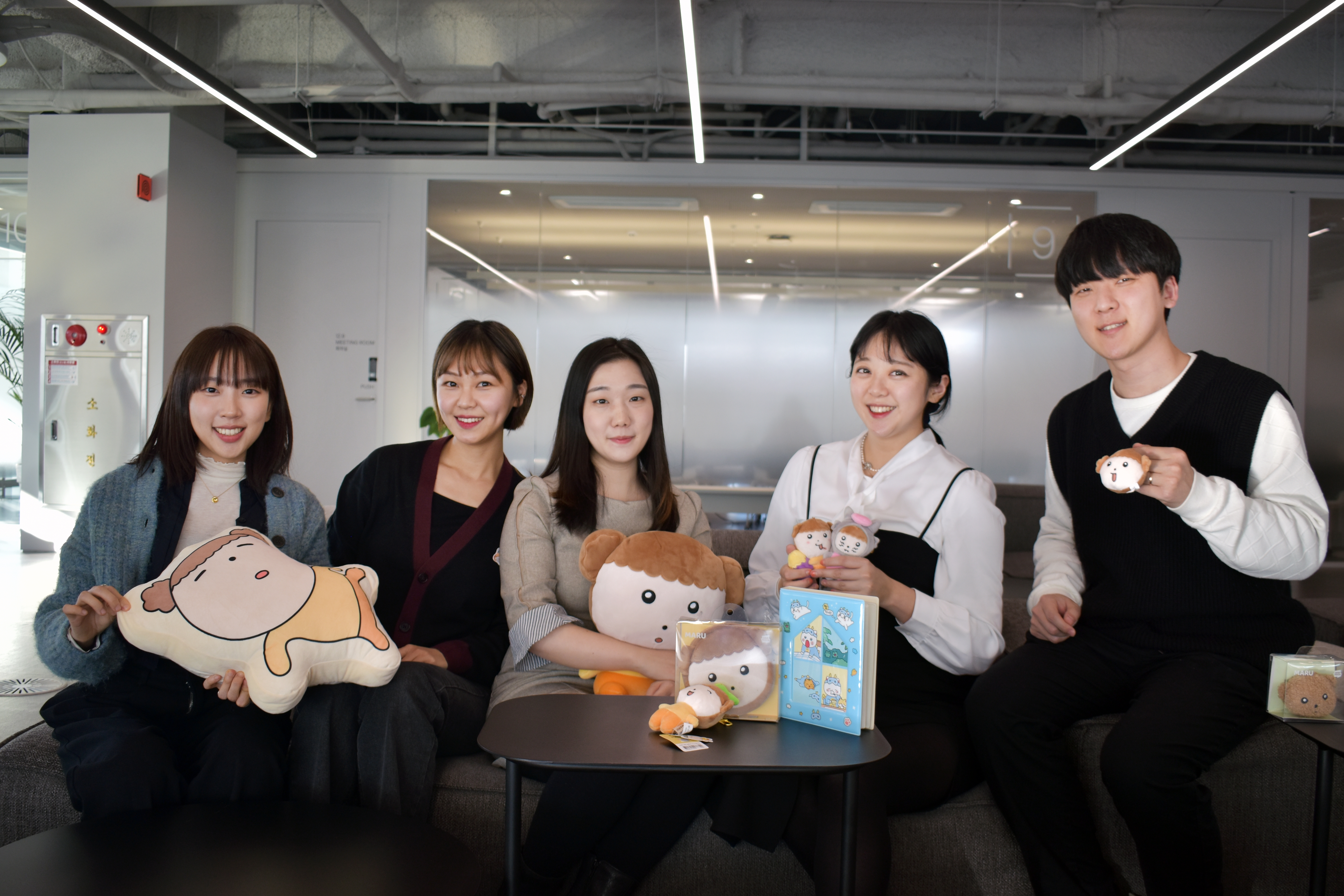 네이버웹툰에서 작가, 작품을 대리해 2차 IP 사업을 진행하는 웹툰 사업실 산하 라이센싱 비즈니스팀 팀원들을 만나 인터뷰를 진행했다. / 사진제공=네이버웹툰