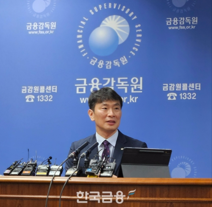 이복현 금융감독원장이 4일 여의도 금감원 본원에서 열린 신년 인사회에서 기자들의 질문에 대답하고 있다. (2024.01.04) /사진=신혜주 기자