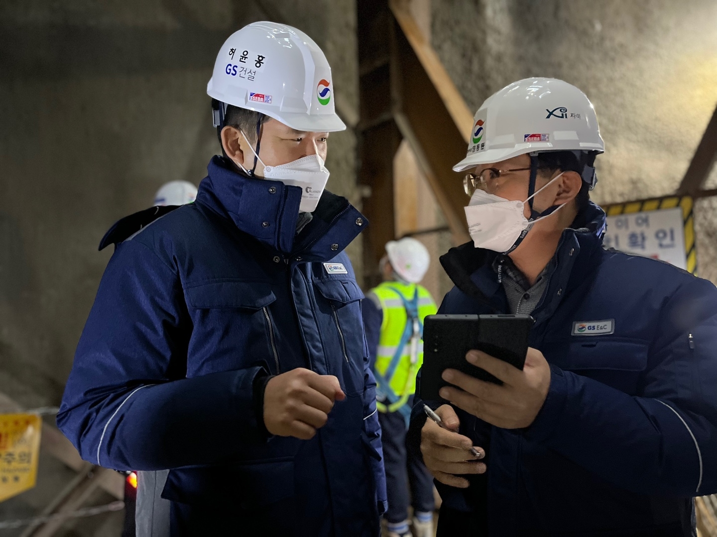 첨부2. 허윤홍 GS건설 대표(왼쪽)가 4일 신림 봉천 터널도로건설공사 현장에서 현장 관계자의 의견을 청취하는 모습./사진제공=GS건설