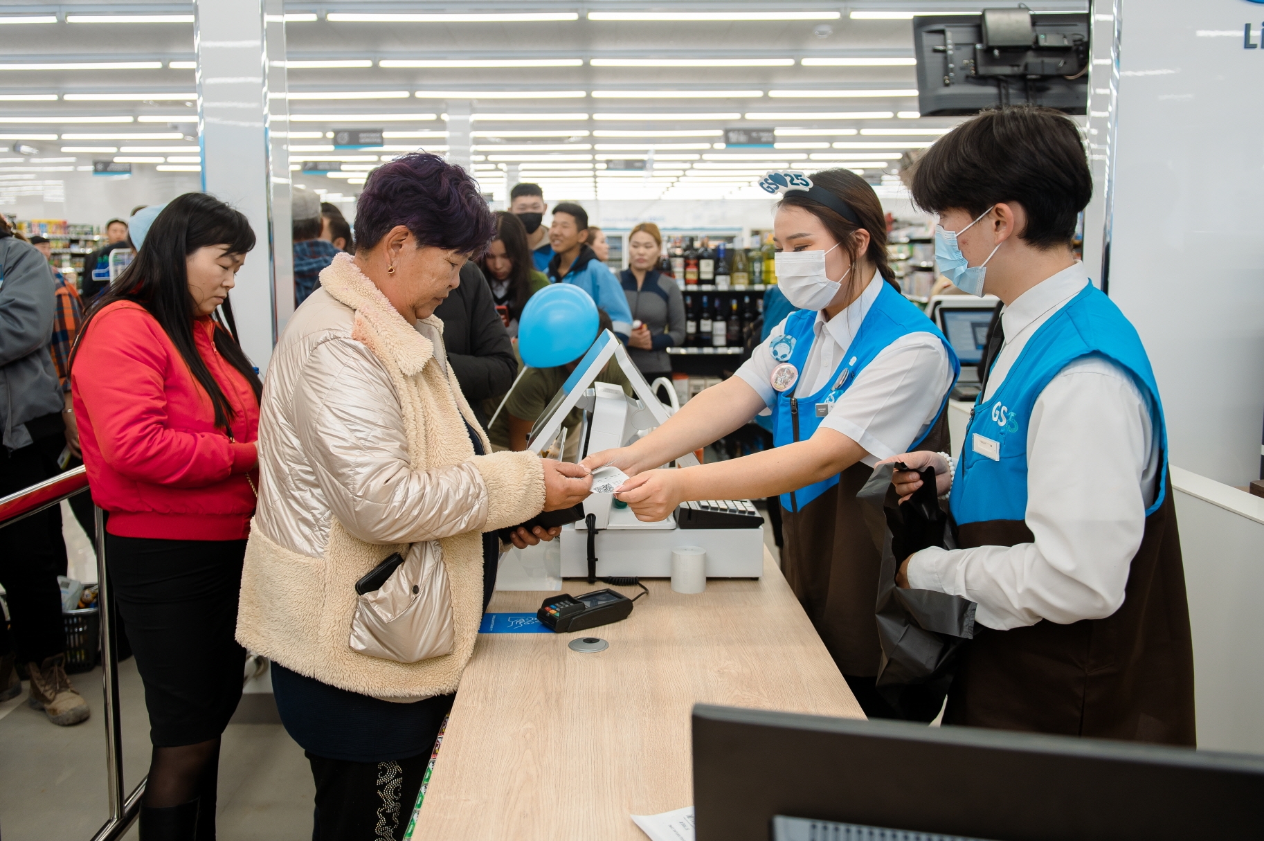 몽골GS25에서 상품을 구매하는 현지 고객의 모습. /사진제공=GS리테일