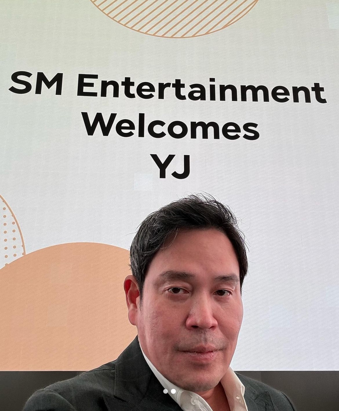 정용진 부회장이 자신의 인스타그램에 SM엔터테인먼트 방문한 사진을 올렸다. /사진=정용진 부회장 인스타그램