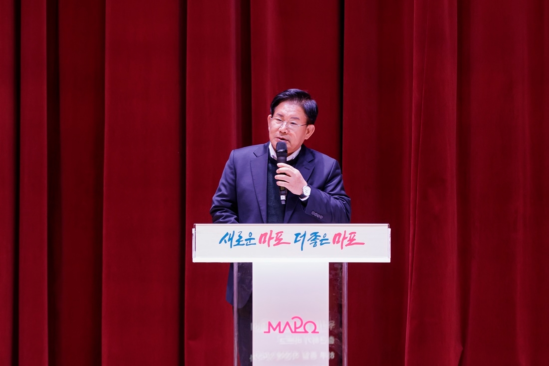 박강수 마포구청장이 2024년 시무식에서 자주 재원 확충에 힘쓰겠다는 다짐을 전하는 모습./사진제공=마포구