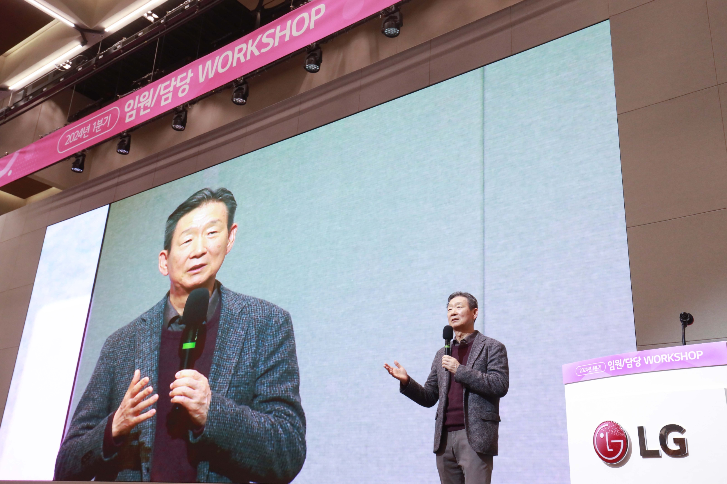 황현식 LG유플러스 사장이 지난 11일 진행된 '2024년 1분기 임원·담당 워크숍'에서 발언하고 있다. / 사진제공=LG유플러스
