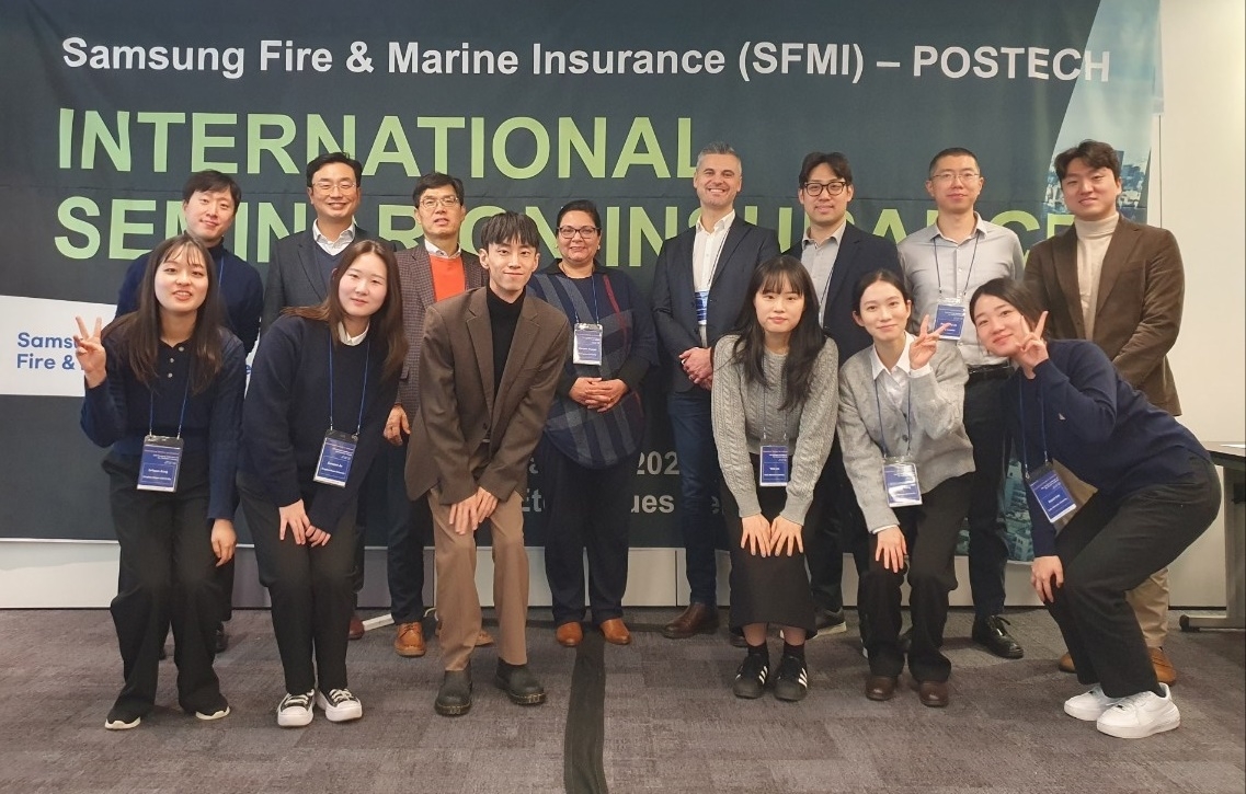 삼성화재-포스텍 공동 주최 국제 학술 세미나에 참가한 리스크관리 경진대회 수상자들이 기념촬영을 하고 있다.(2024.01.09.)./사진제공=삼성화재