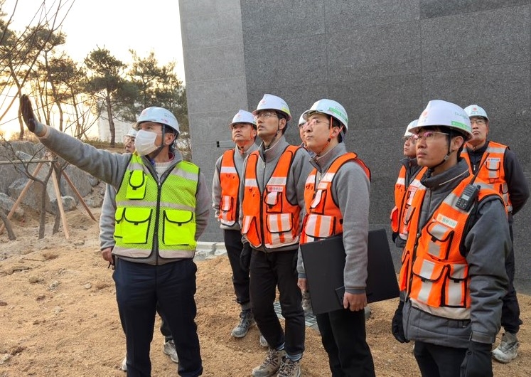 윤진오 동부건설 대표이사(왼쪽)가 동절기 현장 안전점검을 실시하는 모습./사진제공=동부건설