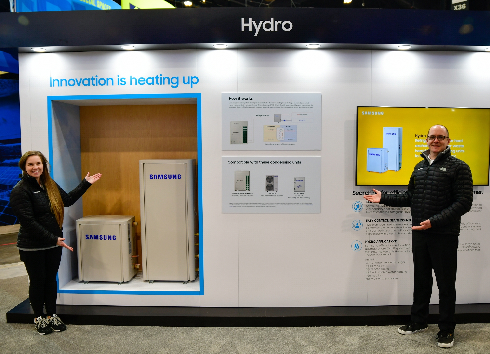 삼성전자가 미국 시카고에서 개최되는 북미 최대 공조 전시회 'AHR 엑스포'에 참가해 혁신적인 공조 솔루션을 선보인다. 삼성전자 모델이 DVM 라인업을 소개하고 있는 모습./사진 = 삼성전자