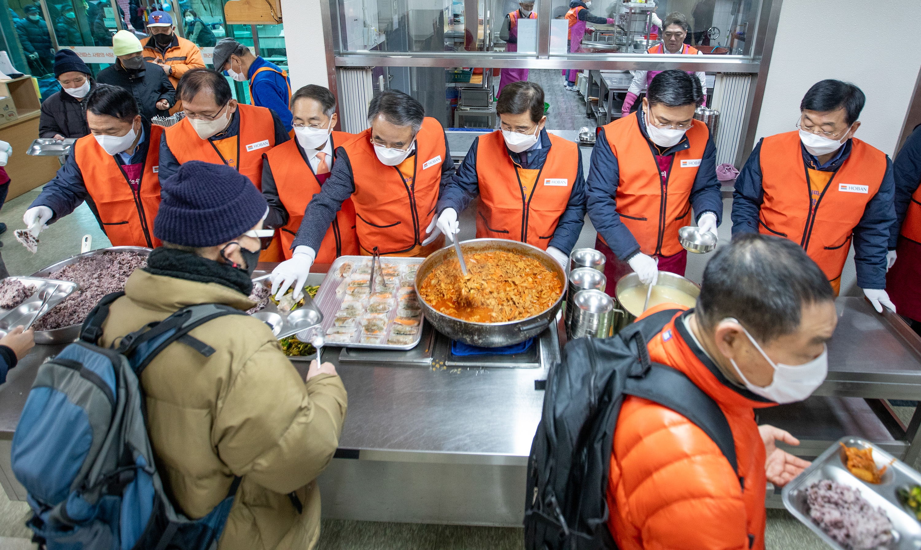 호반그룹 경영진들이 떡국 나눔 활동을 펼치는 모습./사진제공=호반그룹