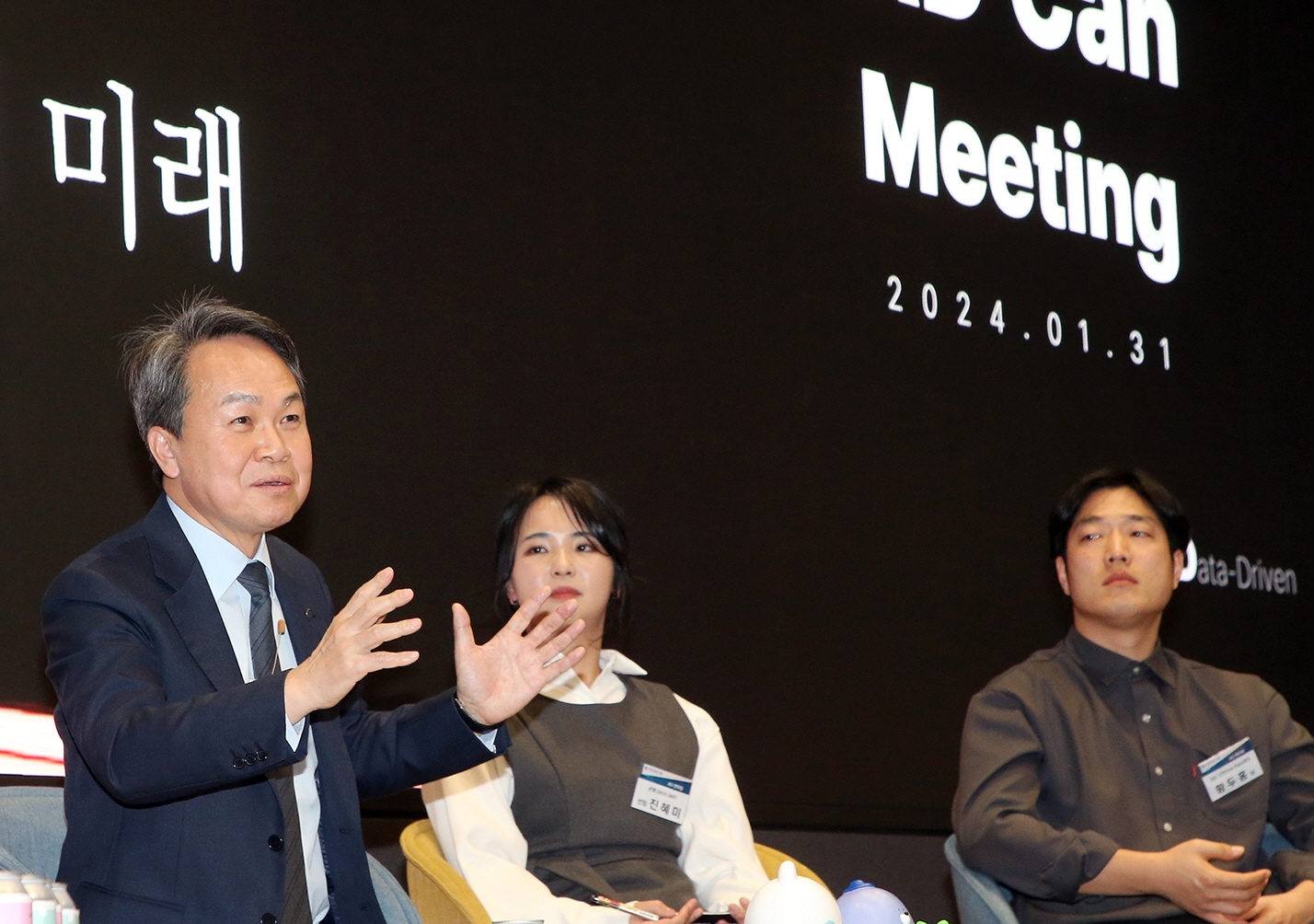 진옥동 신한금융그룹 회장이 1월 31일 오후 서울 중구 신한금융 본사에서 열린 ‘AD(AI/Data) 캔미팅’에서 직원들과 함께 이야기를 나누고 있다./사진제공=신한금융