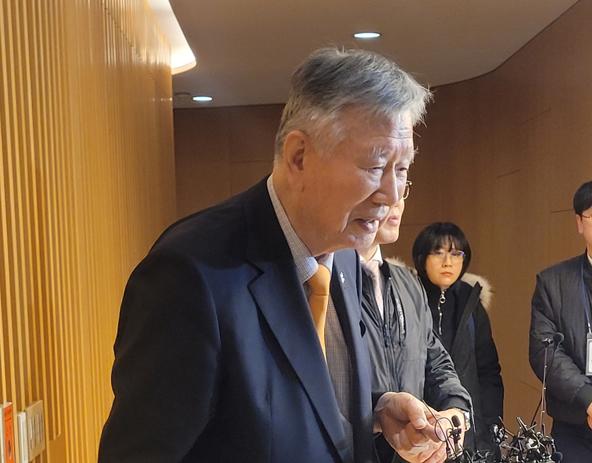 이중근 부영그룹 회장이 기자들의 질문에 답변하는 모습./사진=주현태 기자