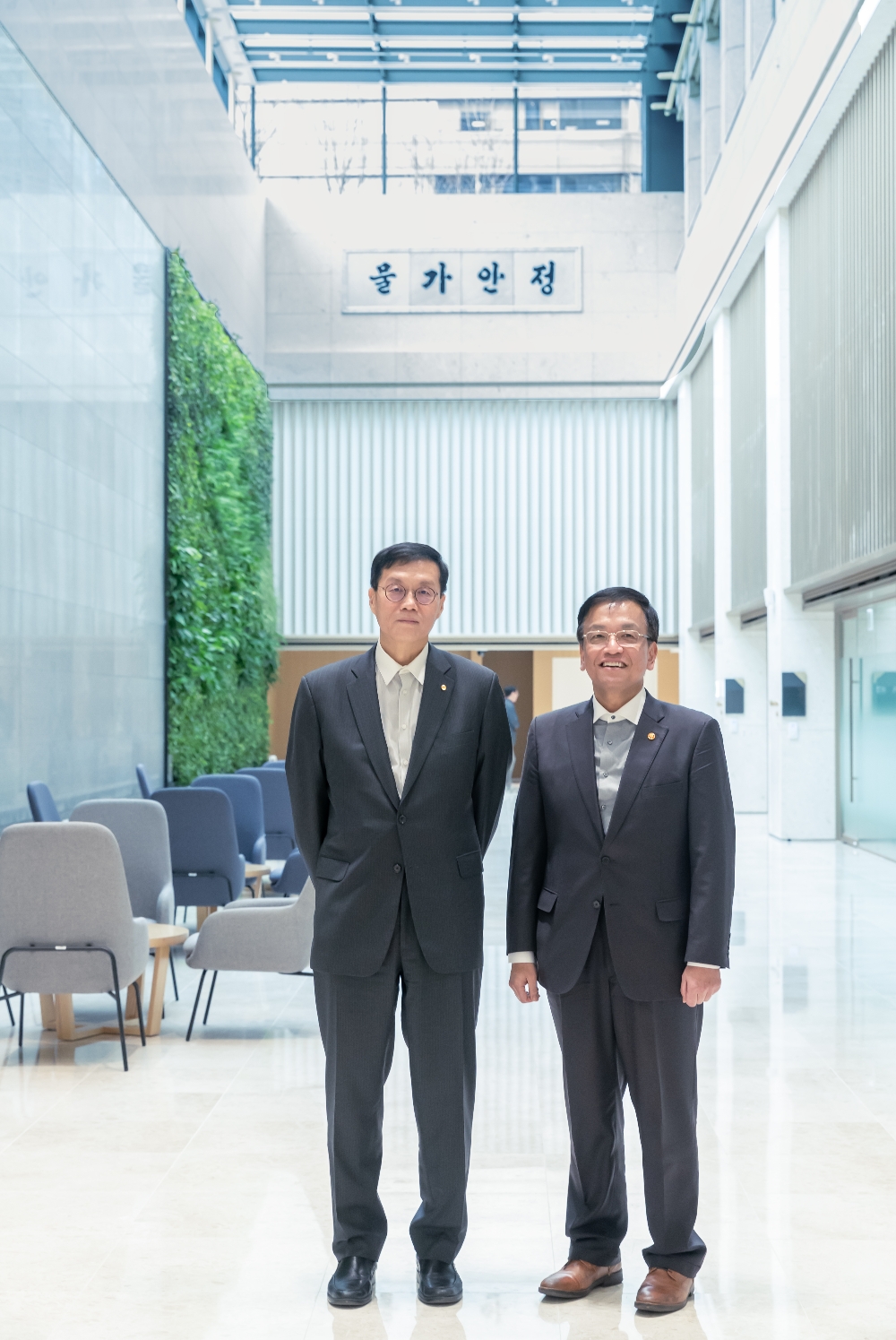 최상목 경제부총리 겸 기획재정부 장관(오른쪽)이 6일 한국은행을 공식 방문했다. 이창용 한은 총재(왼쪽)와 최 부총리가 물가안정 현판 앞에 있다. / 사진제공= 한국은행(2024.02.06)