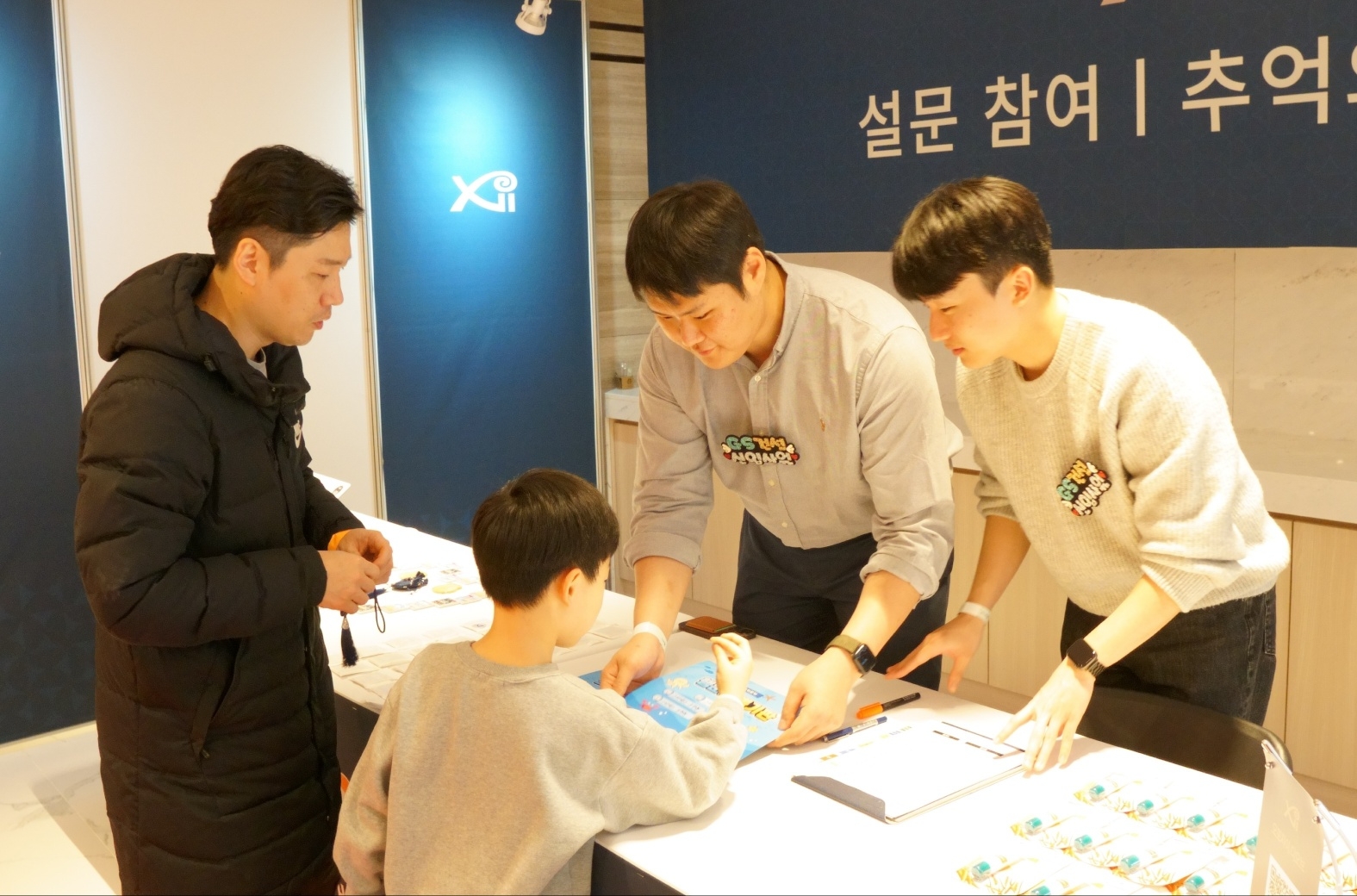 GS건설 올해 신입사원들이 경기도 광주시에 들어서는 자이 아파트 입주자 사전 방문 행사에 참석해 입주 예정자들에 설문을 받는 모습./사진제공=GS건설