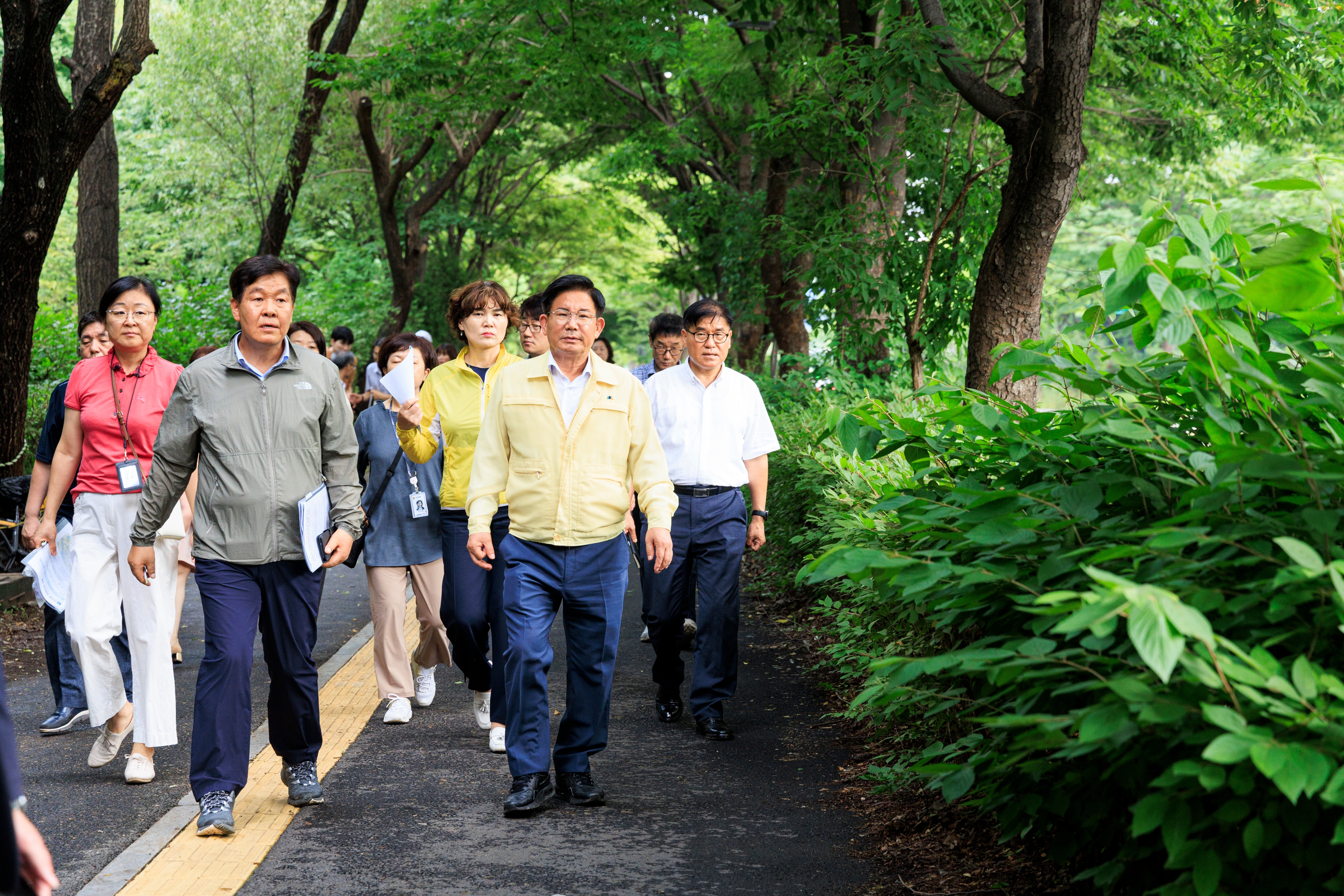 박강수 마포구청장은 지난해 7월 산림 안전 점검을 위해 상암산을 방문했다./사진제공=마포구