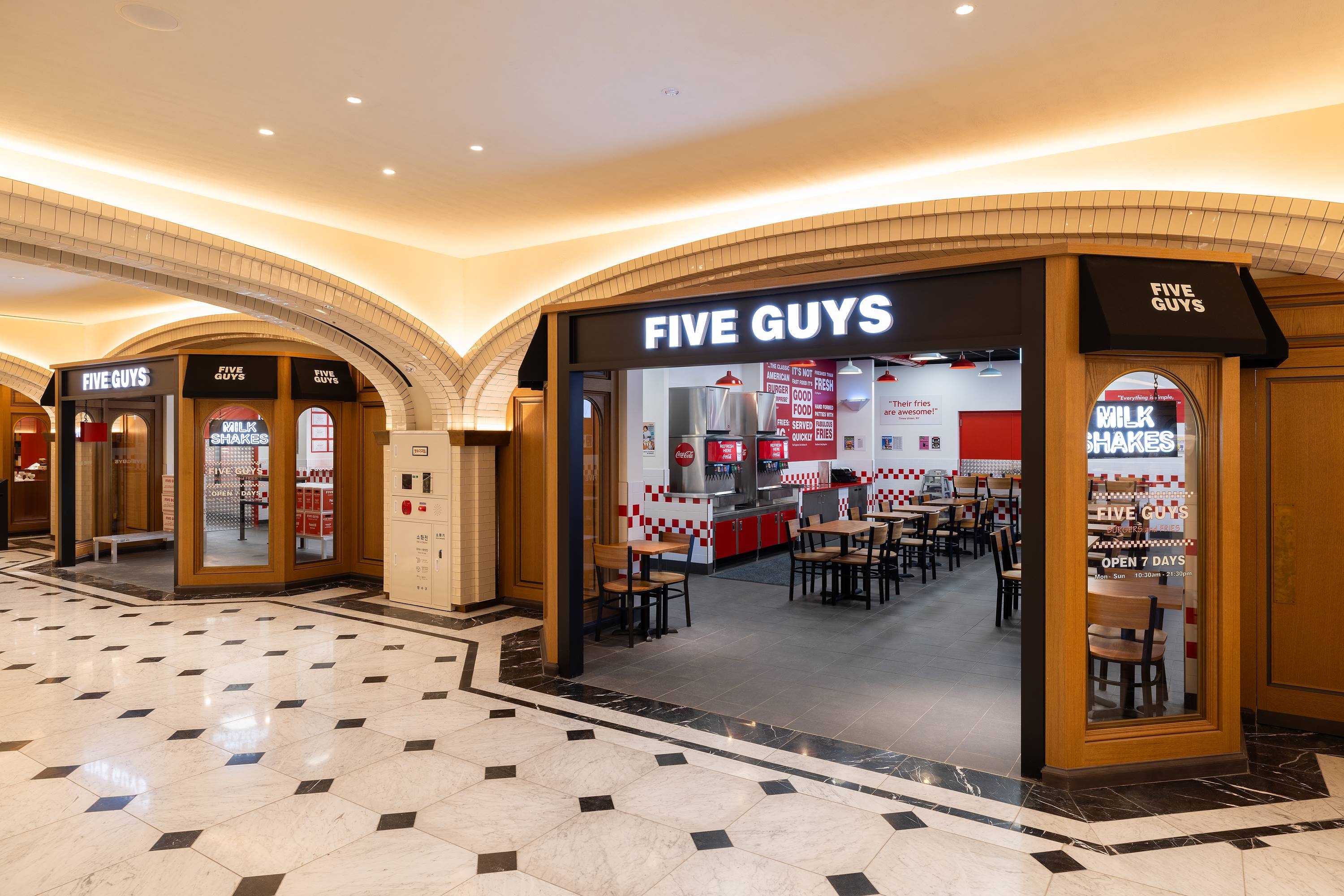 파이브가이즈 3호점이 강남 고속터미널에 15일 문을 열었다. /사진제공=에프지코리아