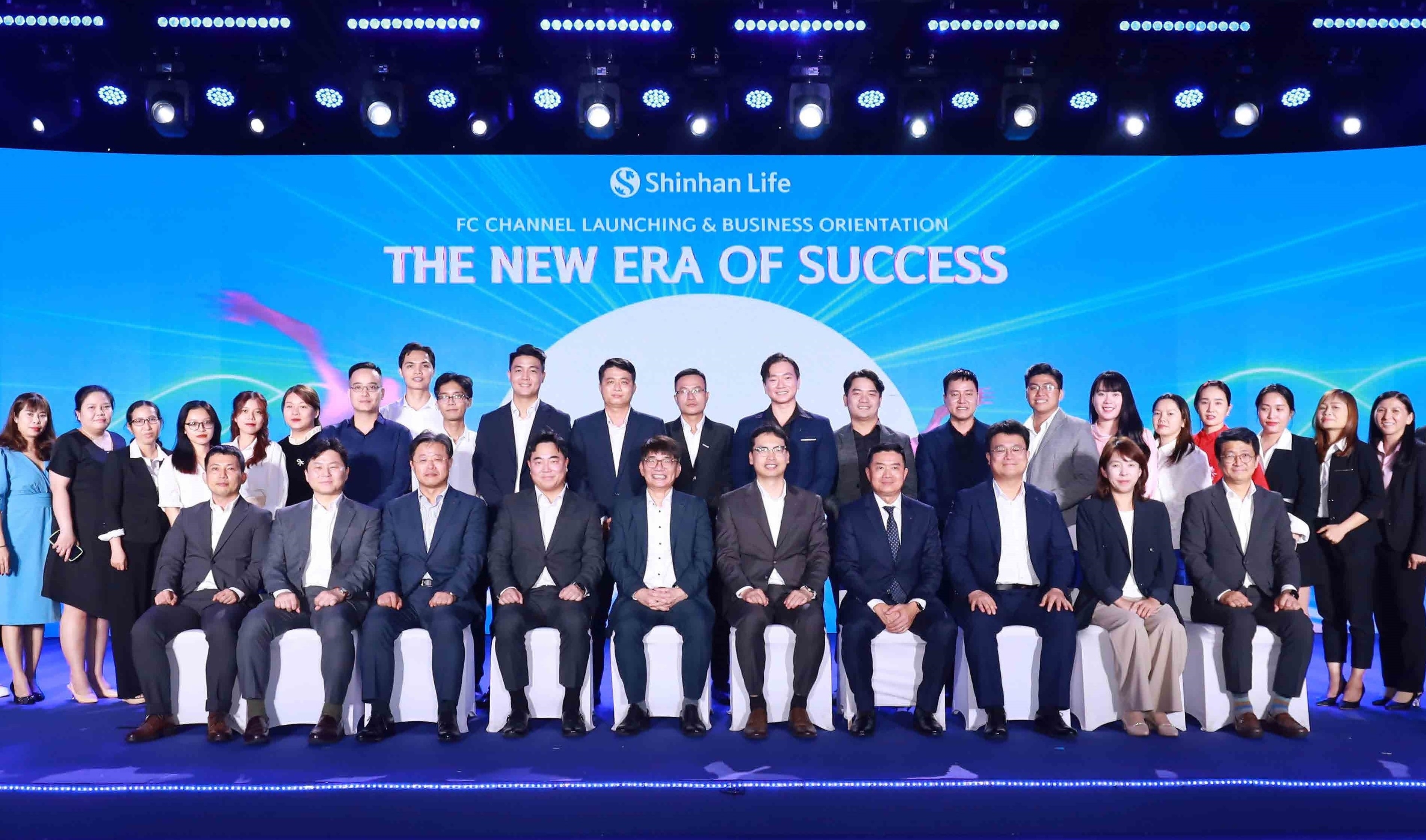 이영종 신한라이프 대표이사(앞줄 오른쪽에서 여섯 번째)와 배승준 베트남 법인장(앞줄 오른쪽에서 다섯 번째)을 비롯한 관계자들이 'FC채널 출범식'에서 기념 촬영을 하고 있다.(2024.02.19.)/사진제공=신한라이프