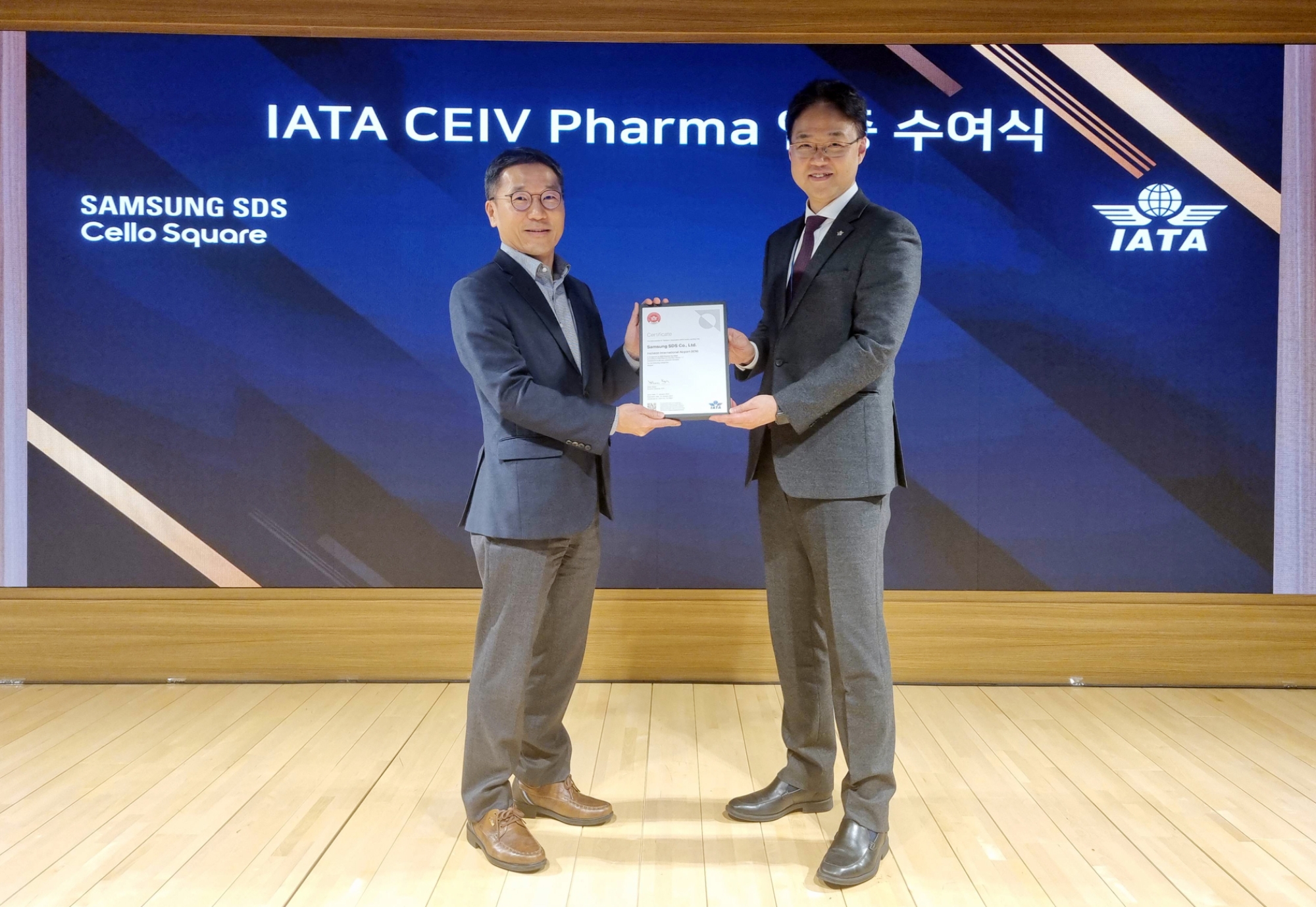 삼성SDS가 국제항공운송협회(IATA)로부터 의약품 항공운송 인증(CEIV Pharma) 자격을 취득해 판교캠퍼스에서 수여식을 진행했다. (좌측부터) 삼성SDS 오구일 물류사업부장(부사장), IATA 김백재 한국지사장. / 사진제공=삼성SDS