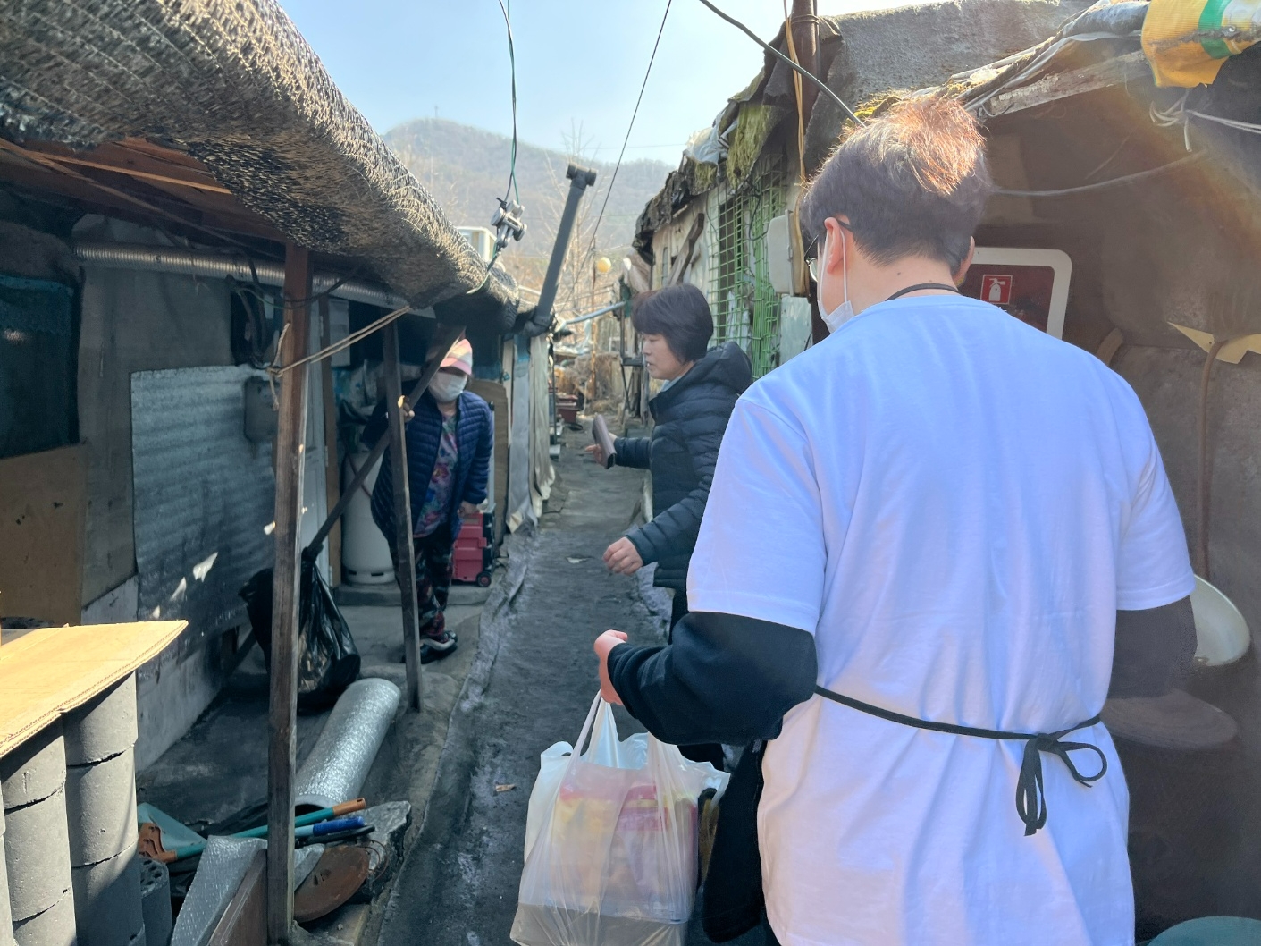 자원봉사단체 '나비회'가 서울 강남 구룡마을에서 봉사활동을 진행한 후 기념촬영을 하고 있다. /사진제공='나비회'