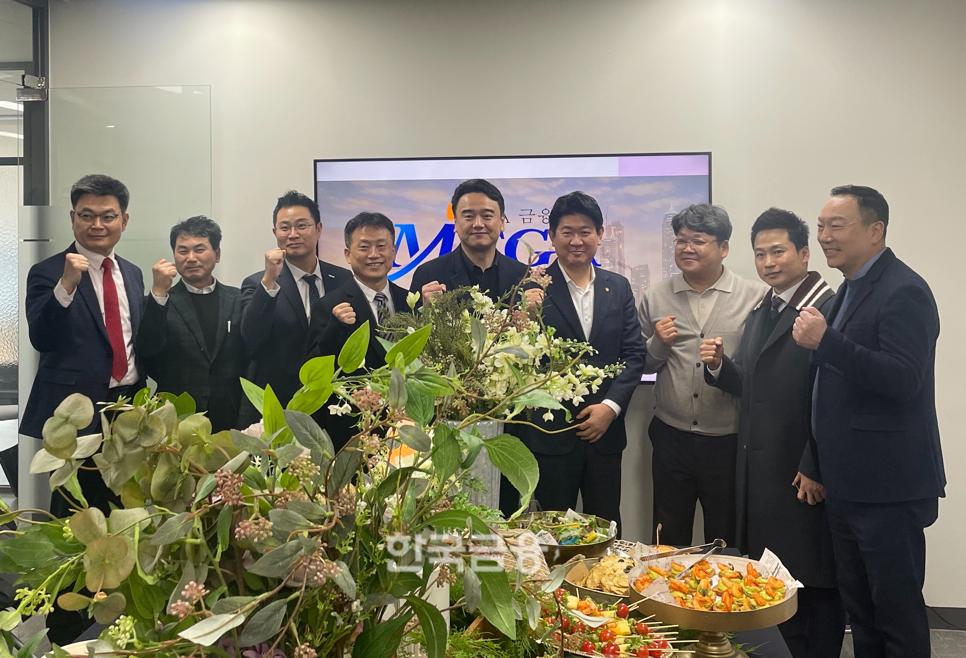 21일 오후2시 메가 영등포 사옥에서 열린 오픈 기념식에서 참석자들이 기념 촬영을 하고 있다./사진=전하경 기자