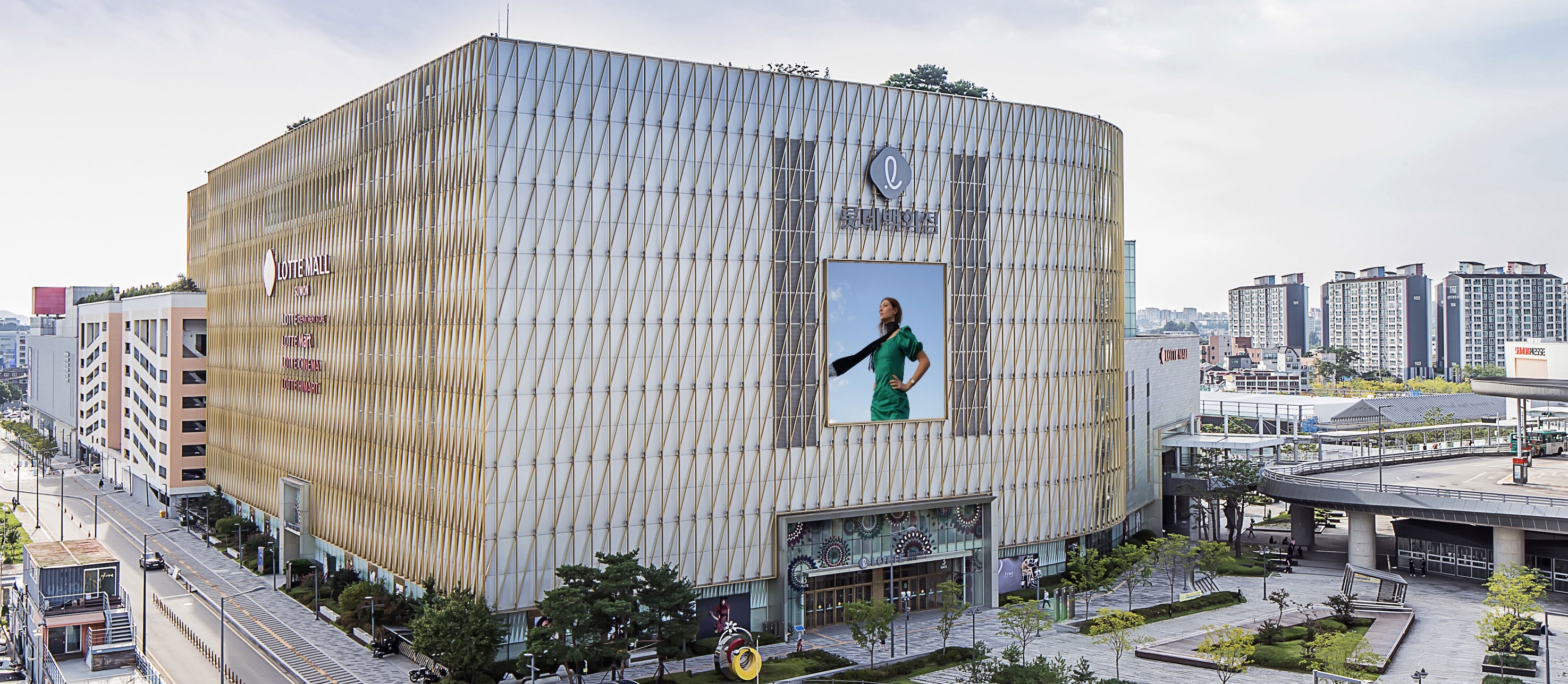 22일 수원 지역 최대규모의 프리미엄 레저, 키즈 테넌트를 오픈했다. 사진은 롯데몰 수원점 전경/사진제공=롯데쇼핑