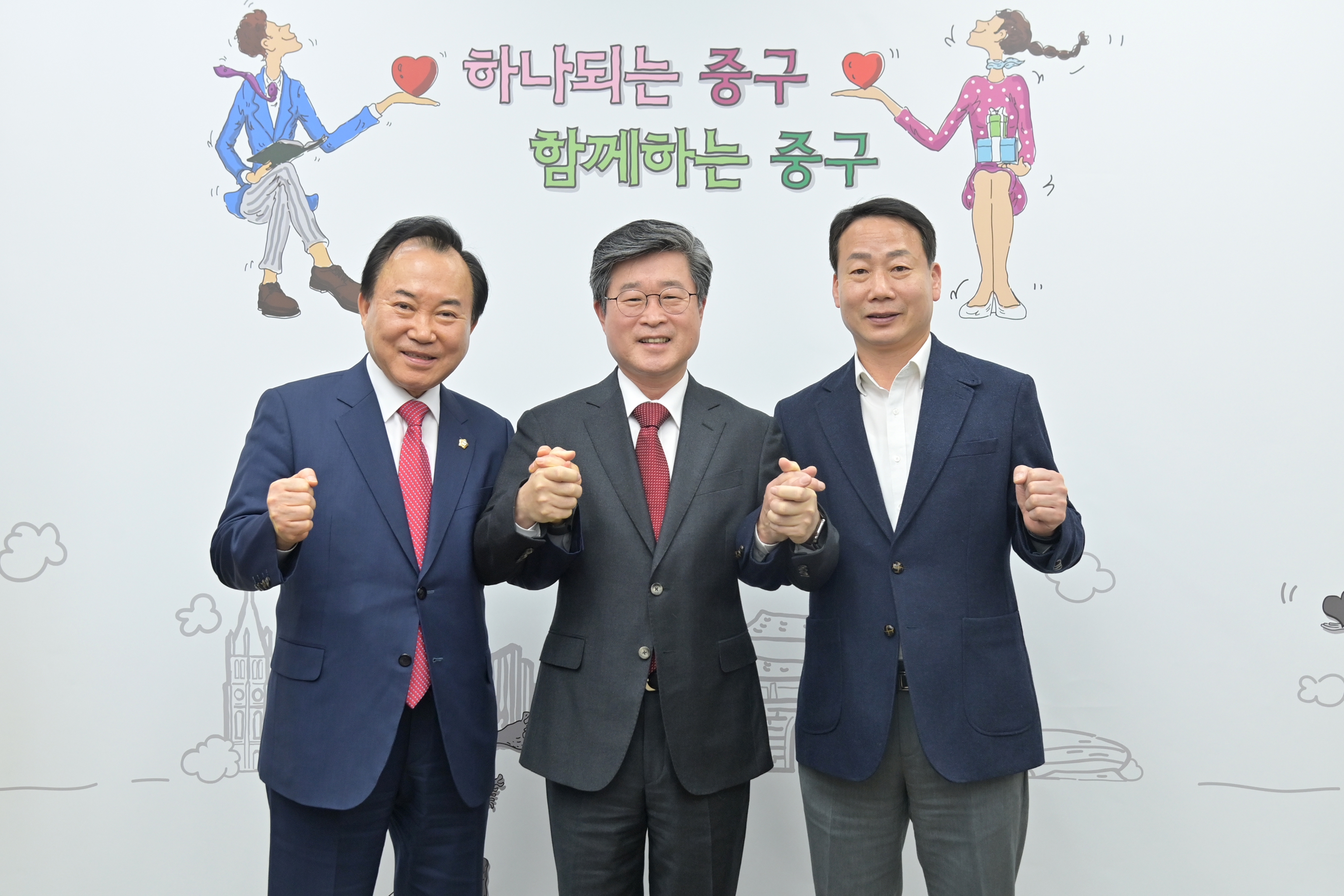 김길성 중구청장(가운데), 소재권 중구의회 국민의힘 원내대표(왼쪽), 송재천 중구의회 더불어민주당 원내대표가 복리 증진에 공동의 목표를 두고 서로 협력하기로 다짐했다./사진제공=중구