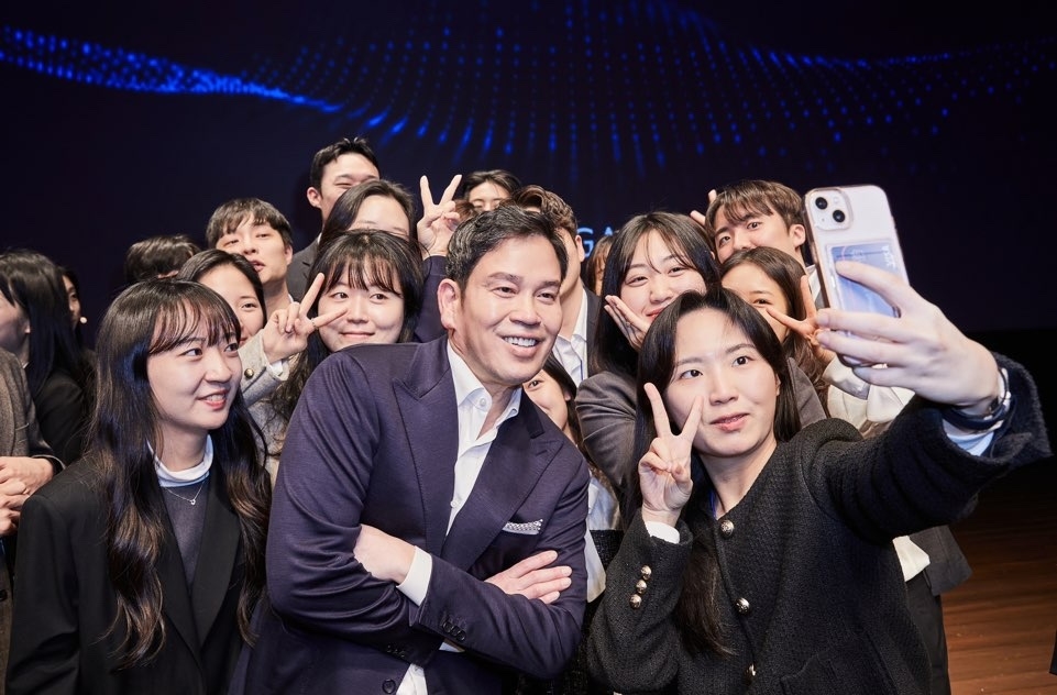 정용진 신세계그룹 부회장이 신세계그룹 신입사원 수료식에 참석해 함께 셀카를 찍는 모습. /사진제공=신세계그룹