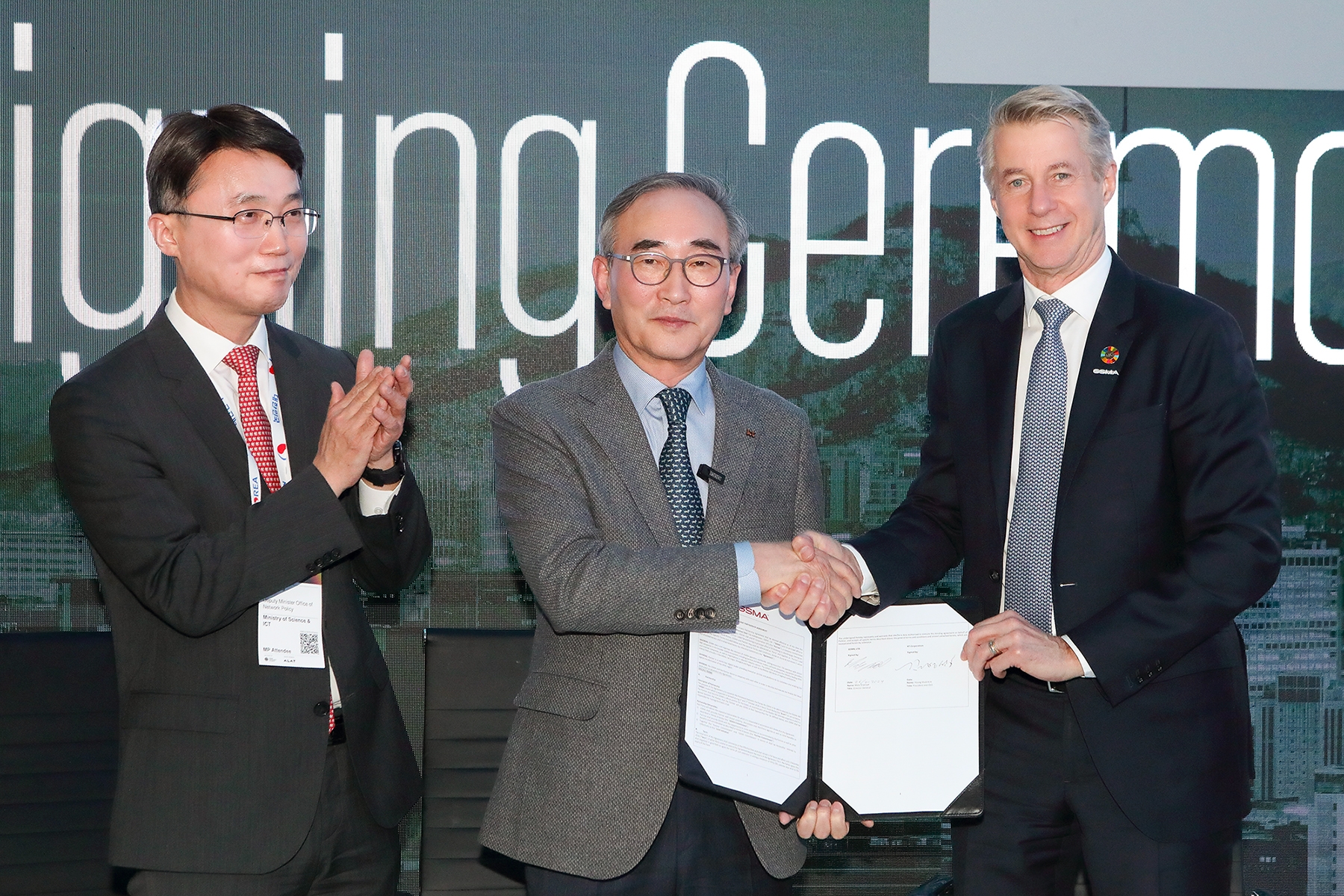 KT가 26일(현지시간) 스페인 바르셀로나 MWC 2024 전시장에서 세계이동통신사업자연합회(GSMA)와 2024년 M360 APAC 서울 개최를 위한 계약을 체결했다. (왼쪽부터) 과학기술정보통신부 류제명 네트워크정책실장, KT 김영섭 대표, GSMA 마츠 그란리드 사무총장. / 사진제공=KT